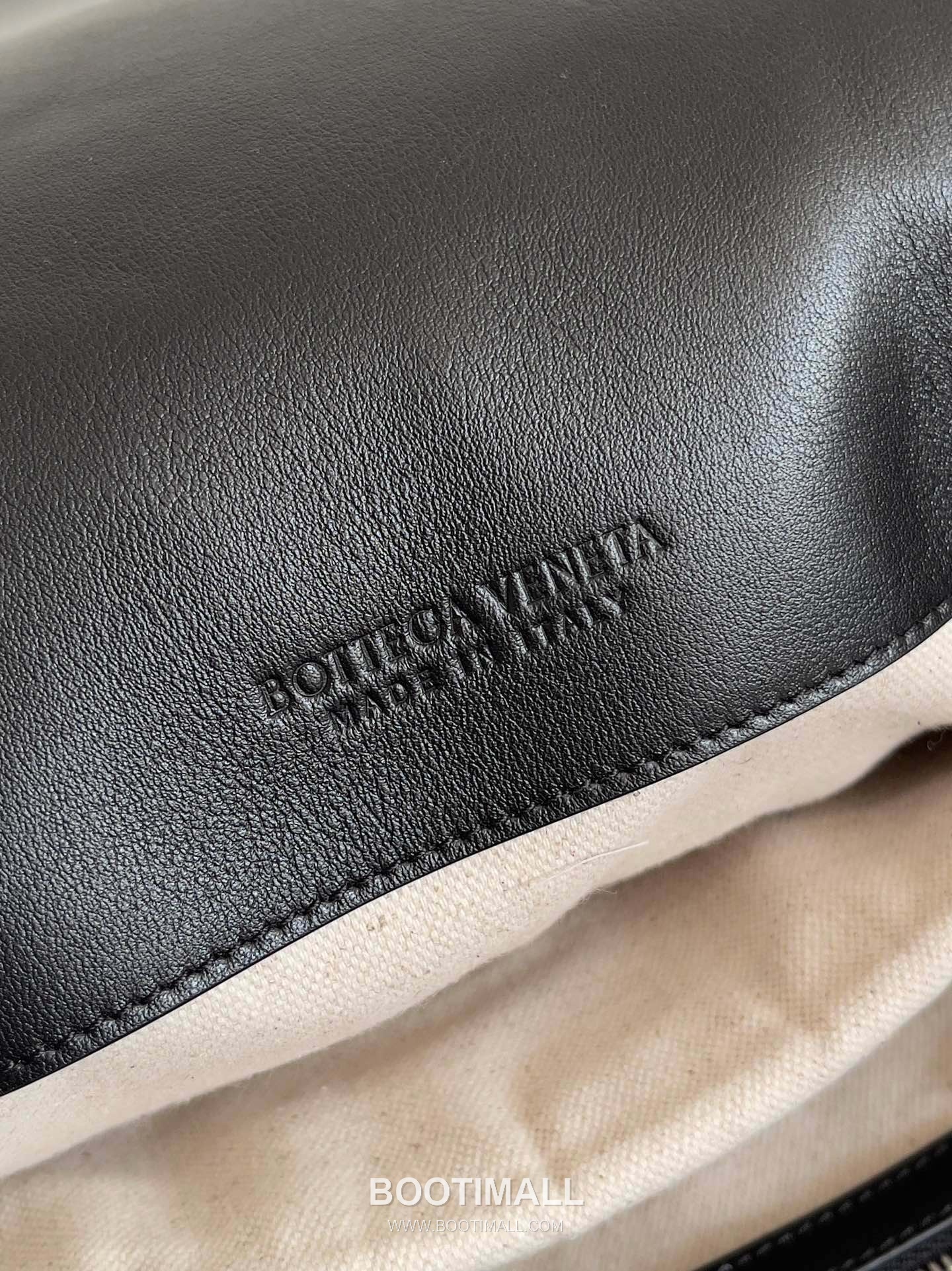 Bottega Veneta Back To School Calfskin Leather Black Flap Pocket Backpack 보테가베네타 백투스쿨 카프스킨 레더 블랙 플랩 포켓 백팩 20192180 39cm 12