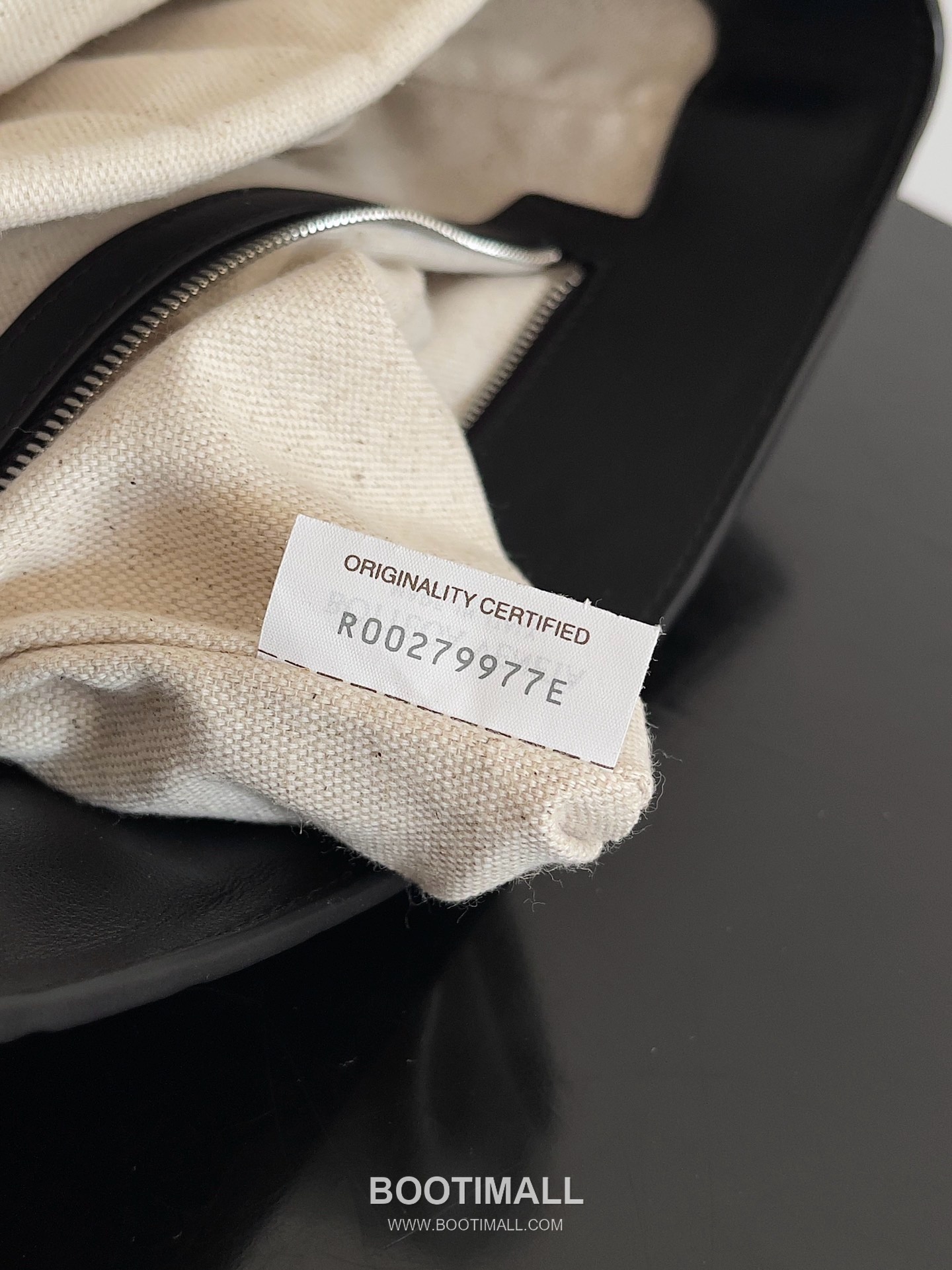 Bottega Veneta Back To School Calfskin Leather Black Flap Pocket Backpack 보테가베네타 백투스쿨 카프스킨 레더 블랙 플랩 포켓 백팩 20192180 39cm 13