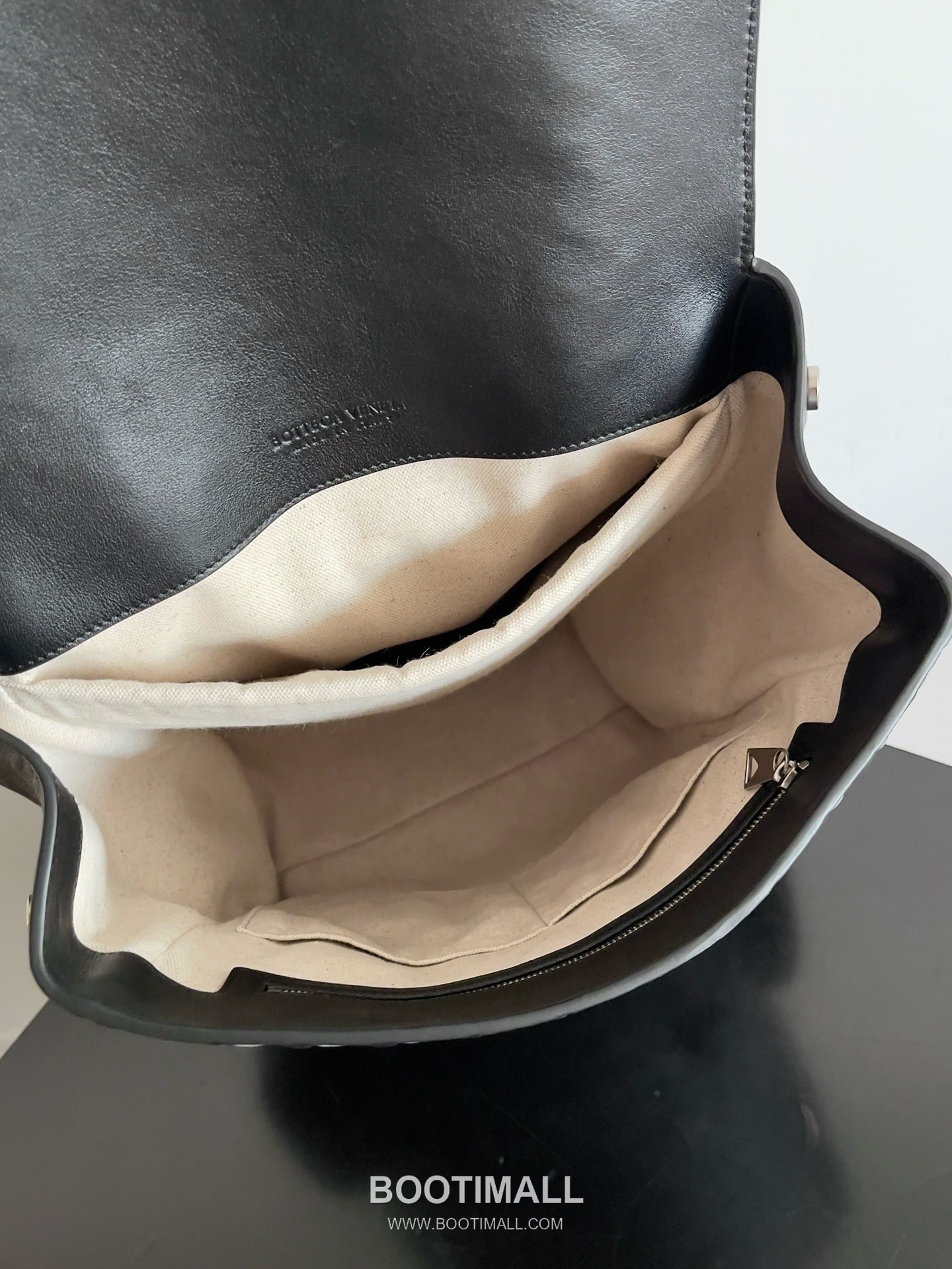 Bottega Veneta Back To School Calfskin Leather Black Flap Pocket Backpack 보테가베네타 백투스쿨 카프스킨 레더 블랙 플랩 포켓 백팩 20192180 39cm 14