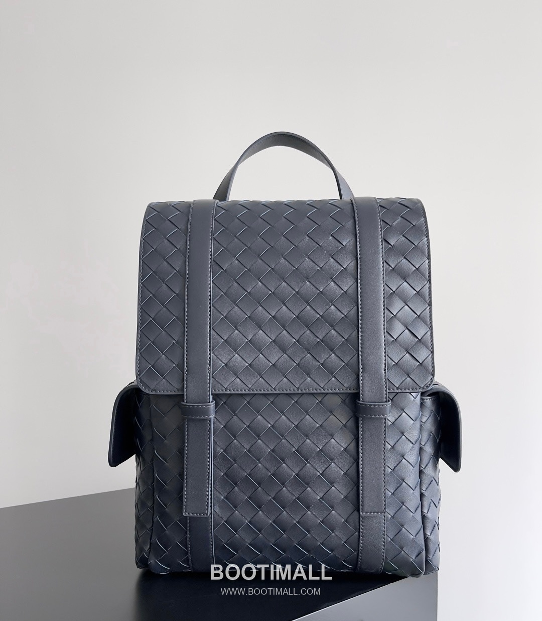 Bottega Veneta Back To School Calfskin Leather Black Flap Pocket Backpack 보테가베네타 백투스쿨 카프스킨 레더 블랙 플랩 포켓 백팩 20192180 39cm 1