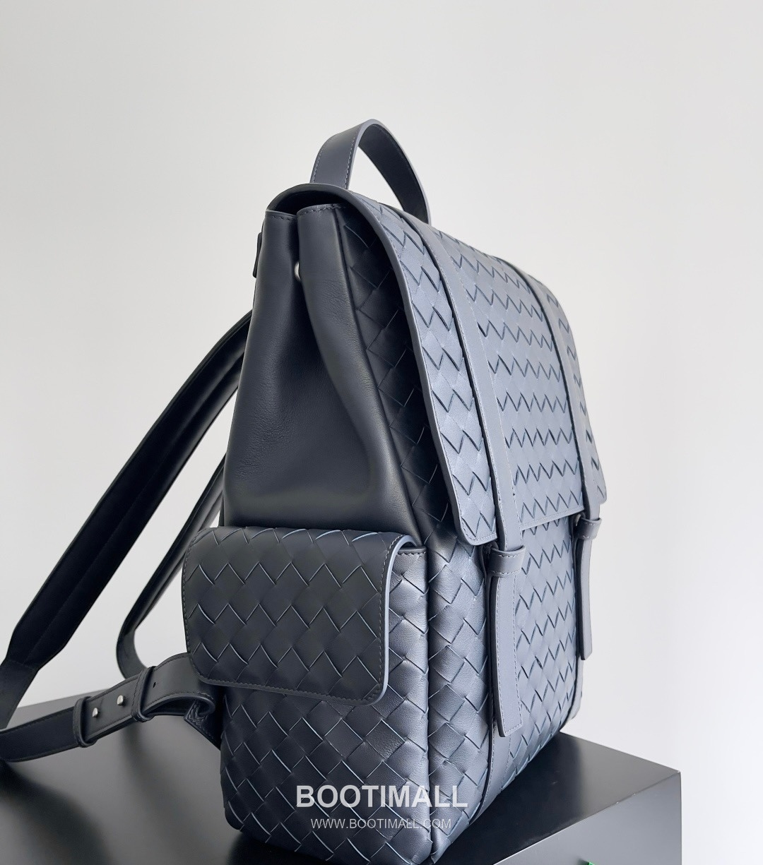 Bottega Veneta Back To School Calfskin Leather Black Flap Pocket Backpack 보테가베네타 백투스쿨 카프스킨 레더 블랙 플랩 포켓 백팩 20192180 39cm 3