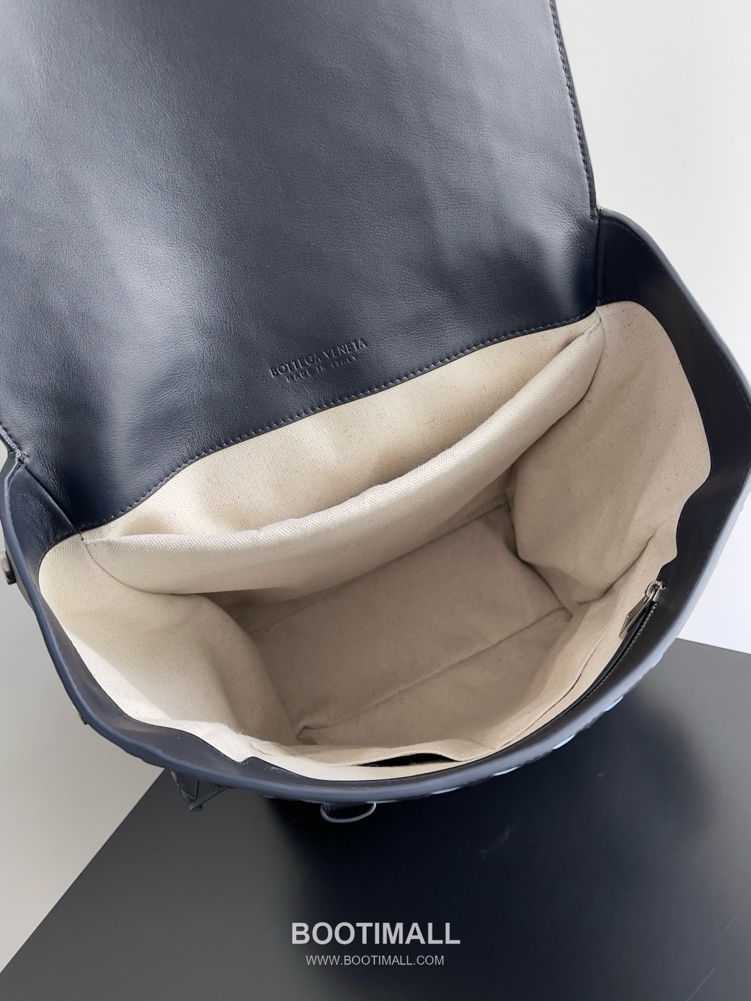 Bottega Veneta Back To School Calfskin Leather Black Flap Pocket Backpack 보테가베네타 백투스쿨 카프스킨 레더 블랙 플랩 포켓 백팩 20192180 39cm 9