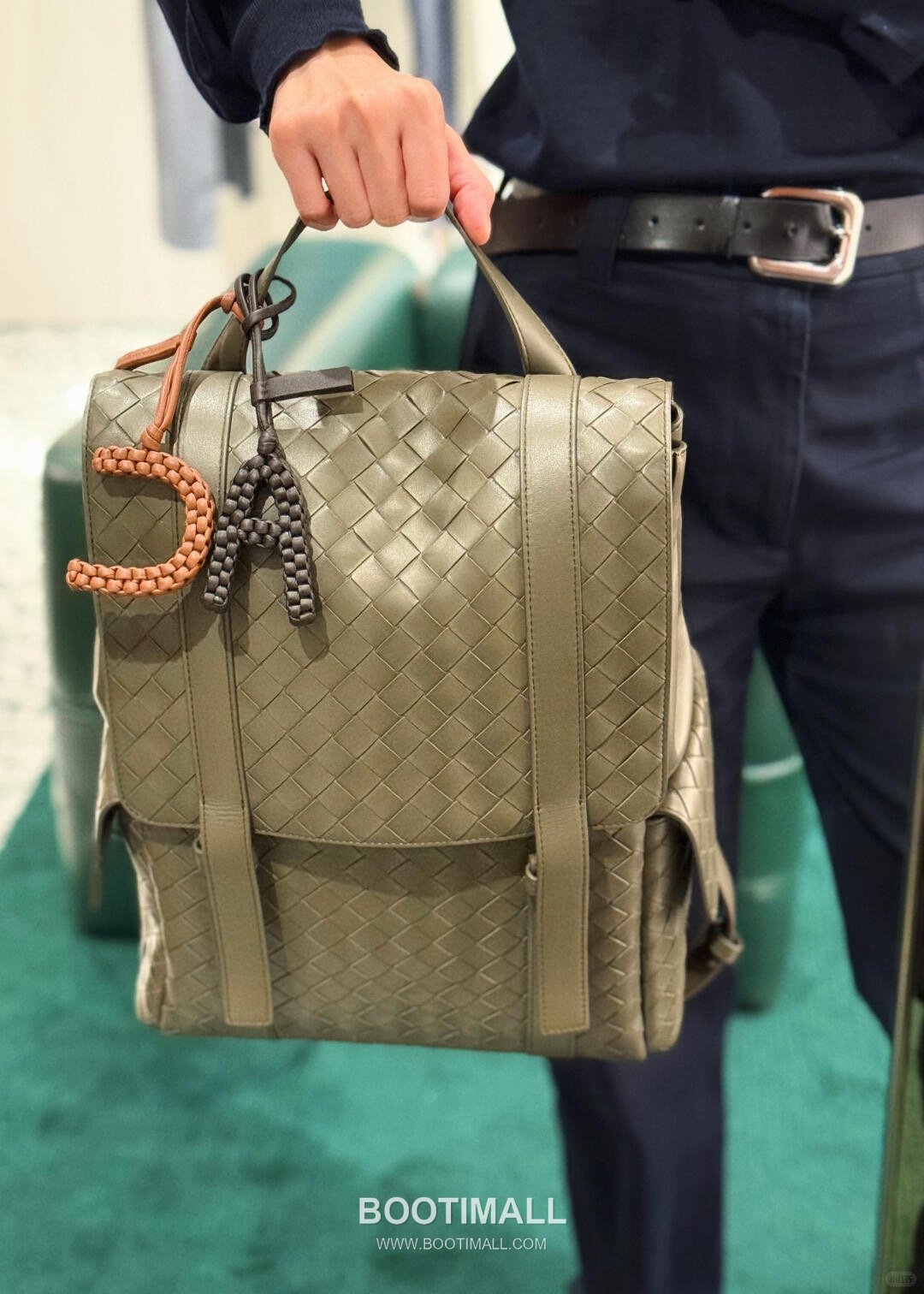 Bottega Veneta Back To School Calfskin Leather Black Flap Pocket Backpack 보테가베네타 백투스쿨 카프스킨 레더 블랙 플랩 포켓 백팩 20192180 39cm 7