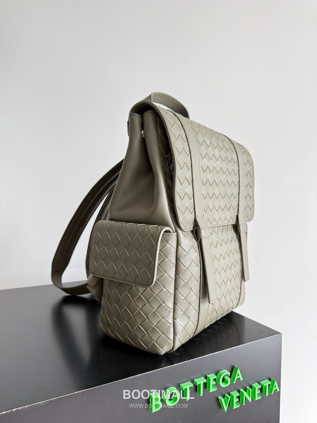 Bottega Veneta Back To School Calfskin Leather Black Flap Pocket Backpack 보테가베네타 백투스쿨 카프스킨 레더 블랙 플랩 포켓 백팩 20192180 39cm 10