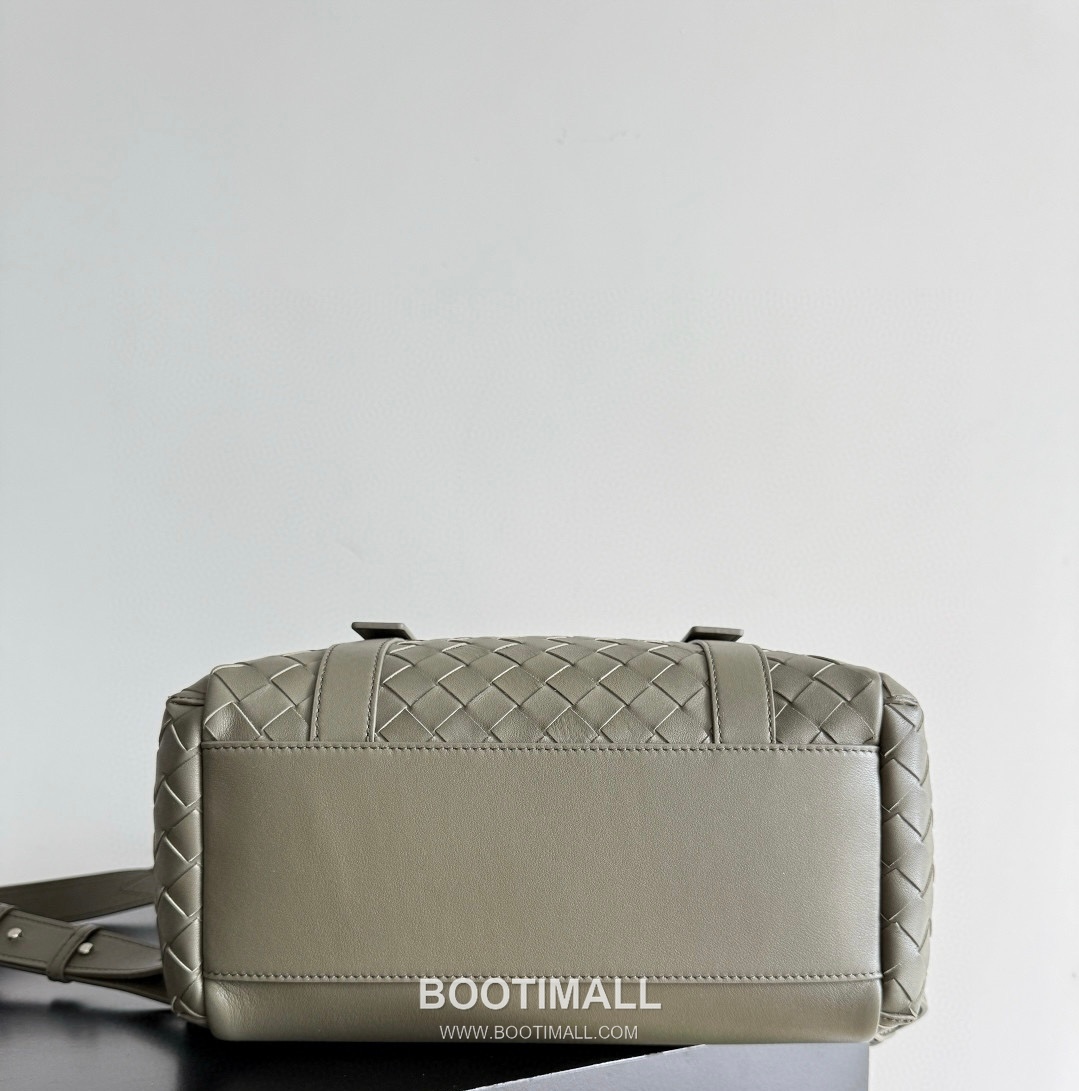 Bottega Veneta Back To School Calfskin Leather Black Flap Pocket Backpack 보테가베네타 백투스쿨 카프스킨 레더 블랙 플랩 포켓 백팩 20192180 39cm 11