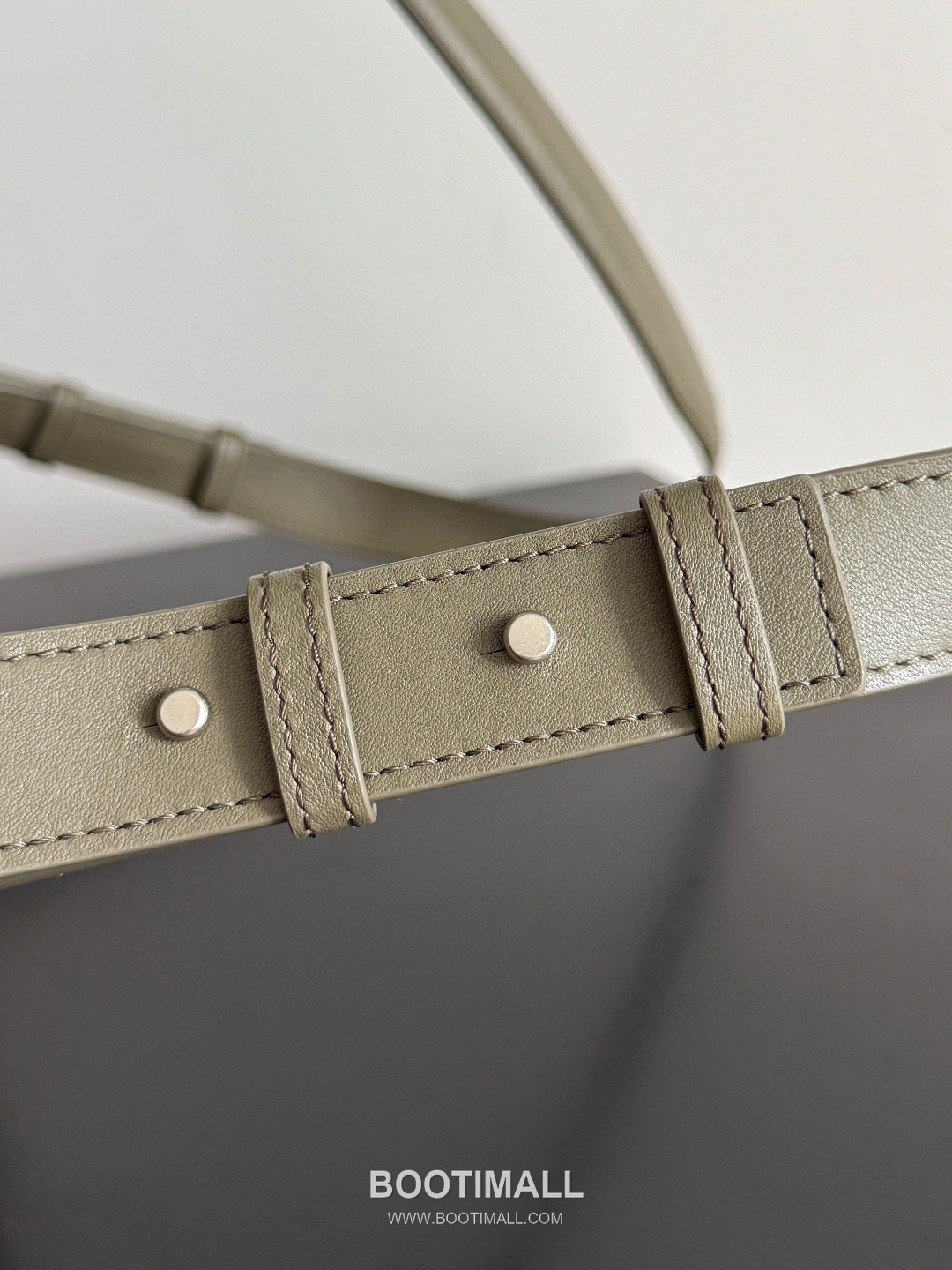 Bottega Veneta Back To School Calfskin Leather Black Flap Pocket Backpack 보테가베네타 백투스쿨 카프스킨 레더 블랙 플랩 포켓 백팩 20192180 39cm 12