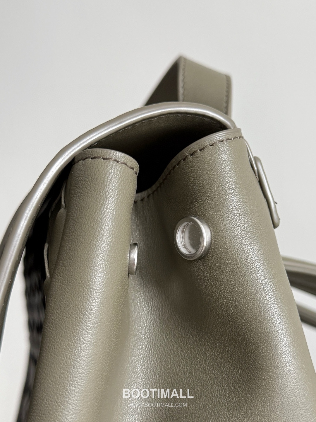 Bottega Veneta Back To School Calfskin Leather Black Flap Pocket Backpack 보테가베네타 백투스쿨 카프스킨 레더 블랙 플랩 포켓 백팩 20192180 39cm 13