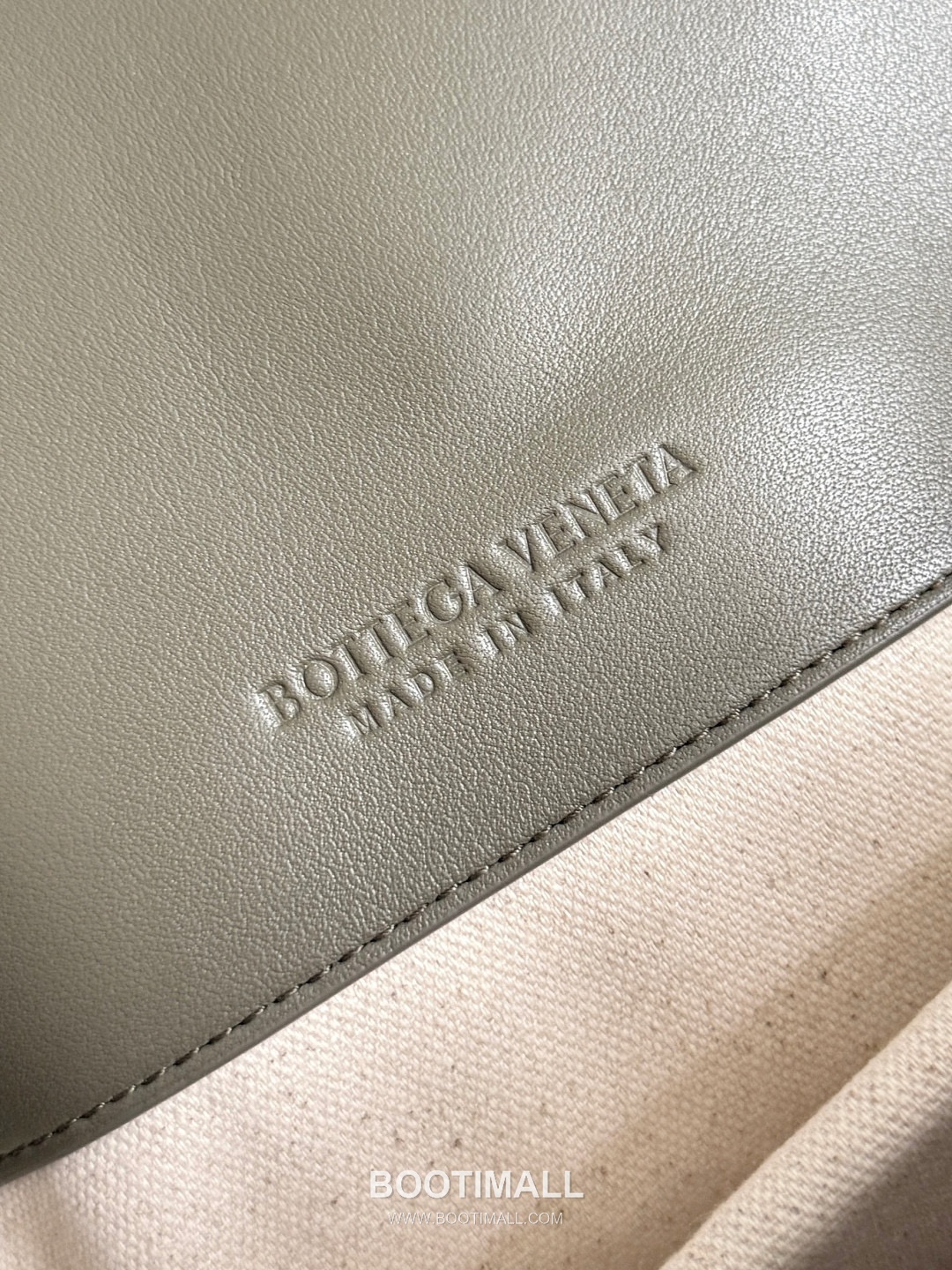 Bottega Veneta Back To School Calfskin Leather Black Flap Pocket Backpack 보테가베네타 백투스쿨 카프스킨 레더 블랙 플랩 포켓 백팩 20192180 39cm 14