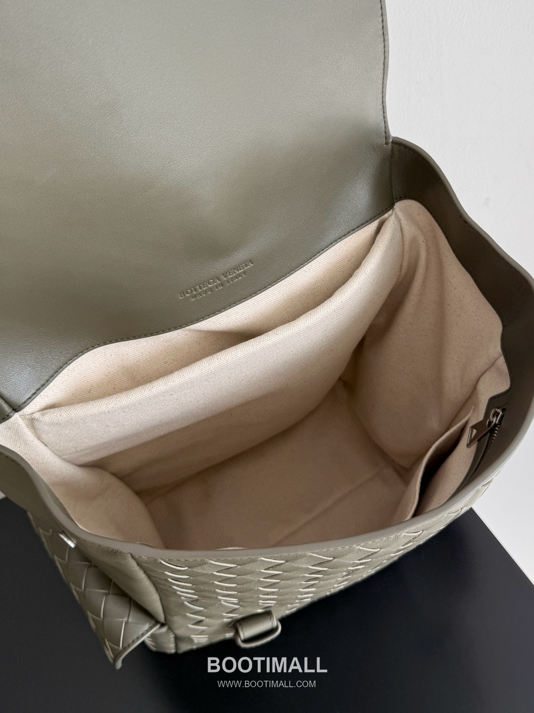 Bottega Veneta Back To School Calfskin Leather Black Flap Pocket Backpack 보테가베네타 백투스쿨 카프스킨 레더 블랙 플랩 포켓 백팩 20192180 39cm 16