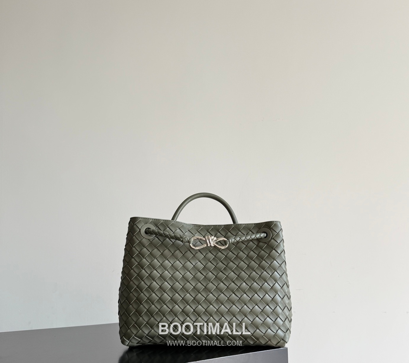 Bottega Veneta Andiamo Lambskin Leather Black Adjustable Strap Shoulder Bag 보테가베네타 안디아모 램스킨 레더 블랙 조절형 스트랩 숄더백 20192180 32cm 1