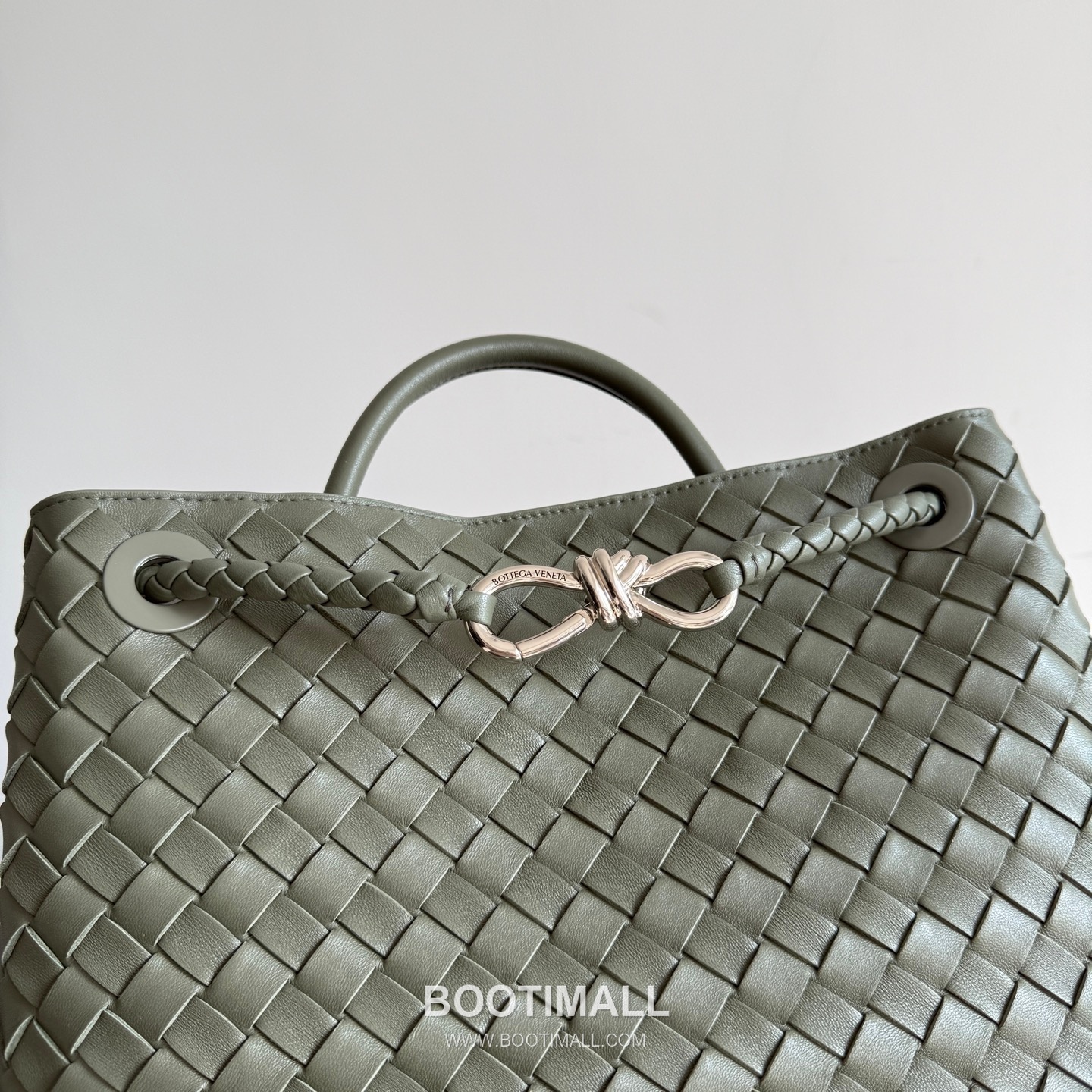 Bottega Veneta Andiamo Lambskin Leather Black Adjustable Strap Shoulder Bag 보테가베네타 안디아모 램스킨 레더 블랙 조절형 스트랩 숄더백 20192180 32cm 2