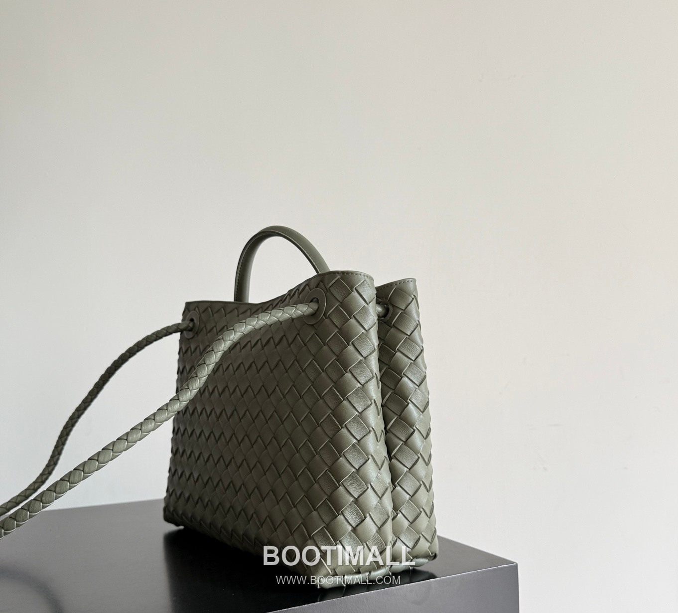 Bottega Veneta Andiamo Lambskin Leather Black Adjustable Strap Shoulder Bag 보테가베네타 안디아모 램스킨 레더 블랙 조절형 스트랩 숄더백 20192180 32cm 3