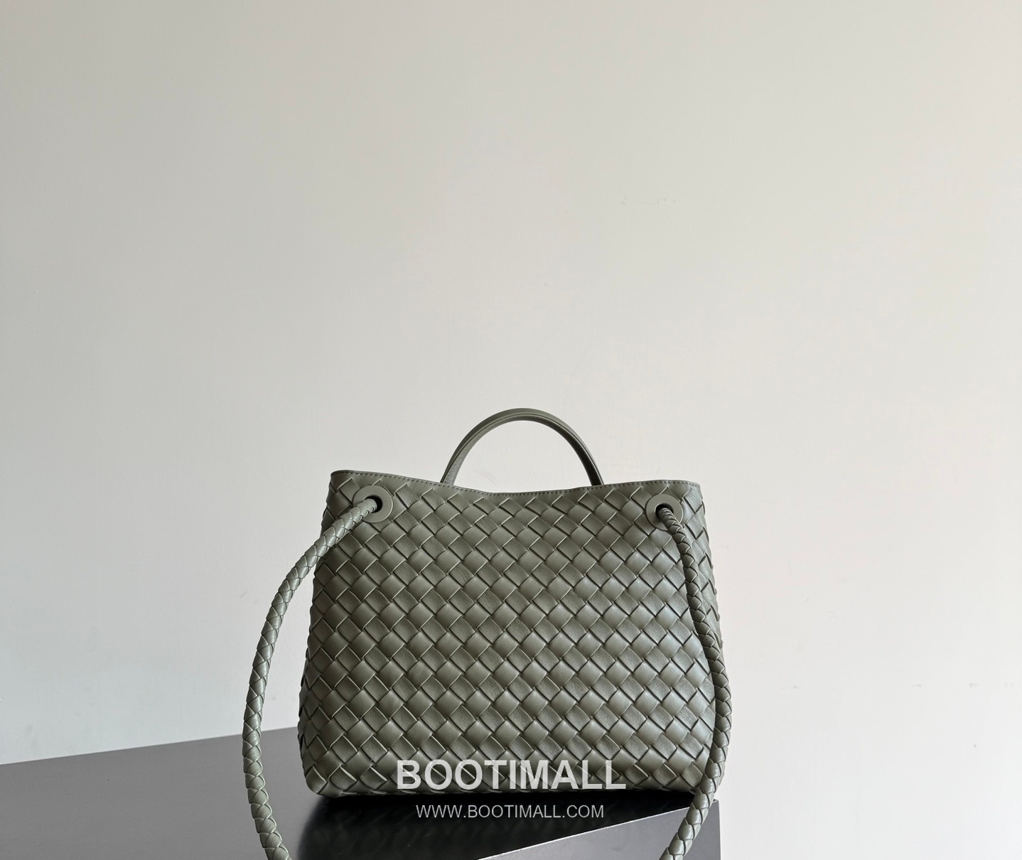 Bottega Veneta Andiamo Lambskin Leather Black Adjustable Strap Shoulder Bag 보테가베네타 안디아모 램스킨 레더 블랙 조절형 스트랩 숄더백 20192180 32cm 4