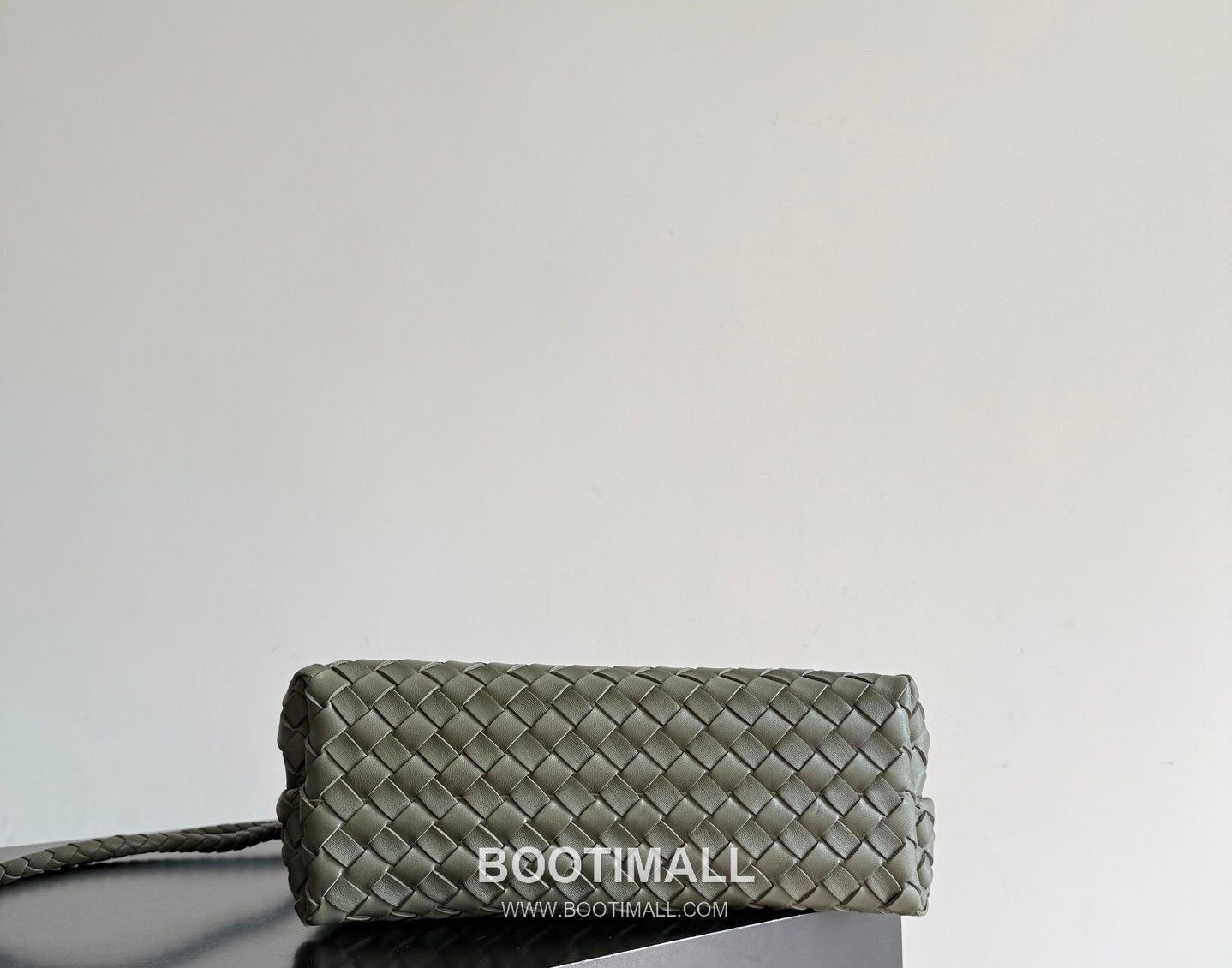 Bottega Veneta Andiamo Lambskin Leather Black Adjustable Strap Shoulder Bag 보테가베네타 안디아모 램스킨 레더 블랙 조절형 스트랩 숄더백 20192180 32cm 5