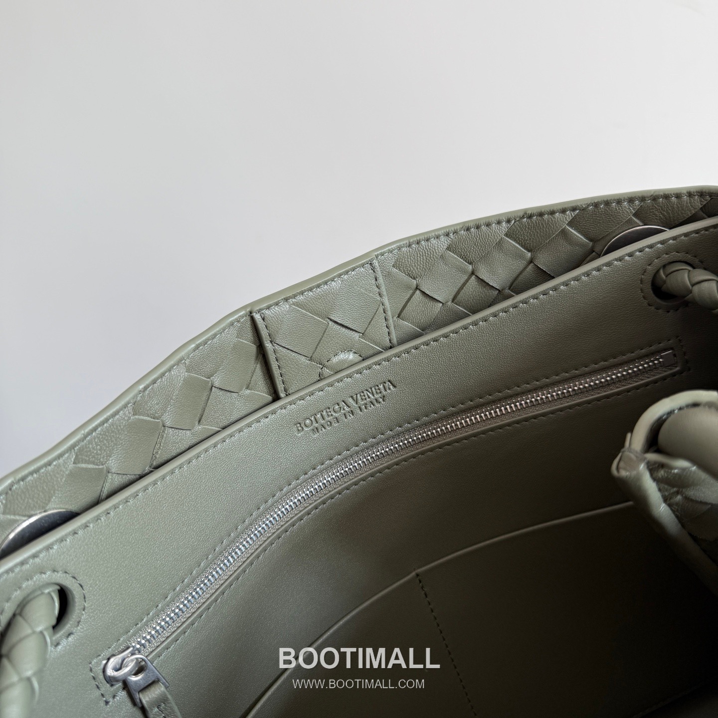 Bottega Veneta Andiamo Lambskin Leather Black Adjustable Strap Shoulder Bag 보테가베네타 안디아모 램스킨 레더 블랙 조절형 스트랩 숄더백 20192180 32cm 7