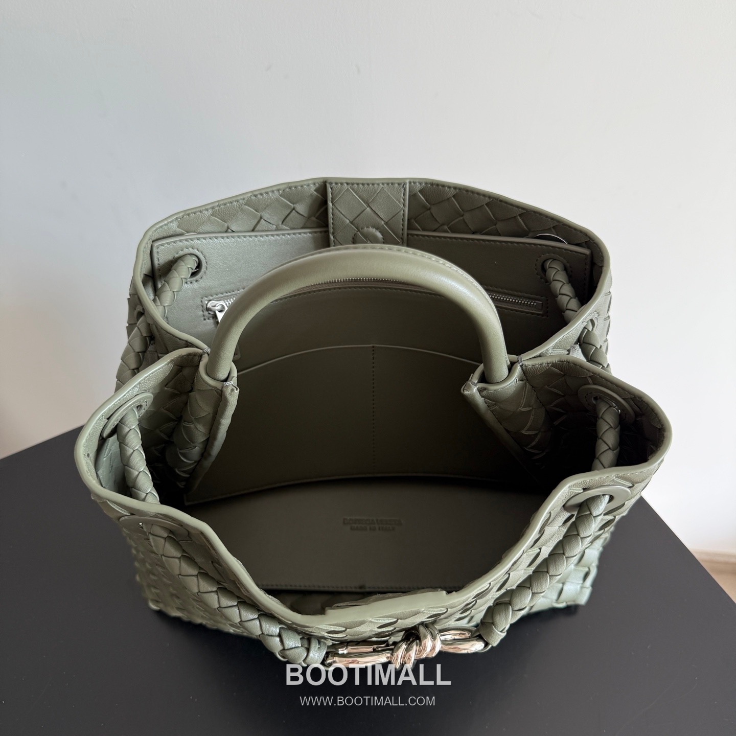 Bottega Veneta Andiamo Lambskin Leather Black Adjustable Strap Shoulder Bag 보테가베네타 안디아모 램스킨 레더 블랙 조절형 스트랩 숄더백 20192180 32cm 9