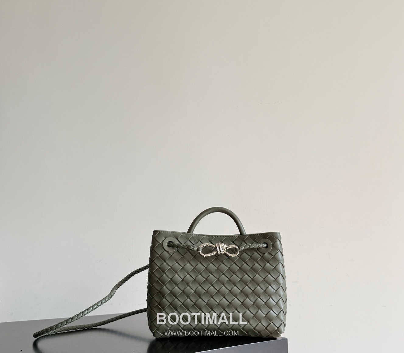 Bottega Veneta Andiamo Lambskin Leather Black Bow Hardware Top Handle Shoulder Bag 보테가베네타 안디아모 램스킨 레더 블랙 보우 하드웨어 탑핸들 숄더백 20191580 25cm 1