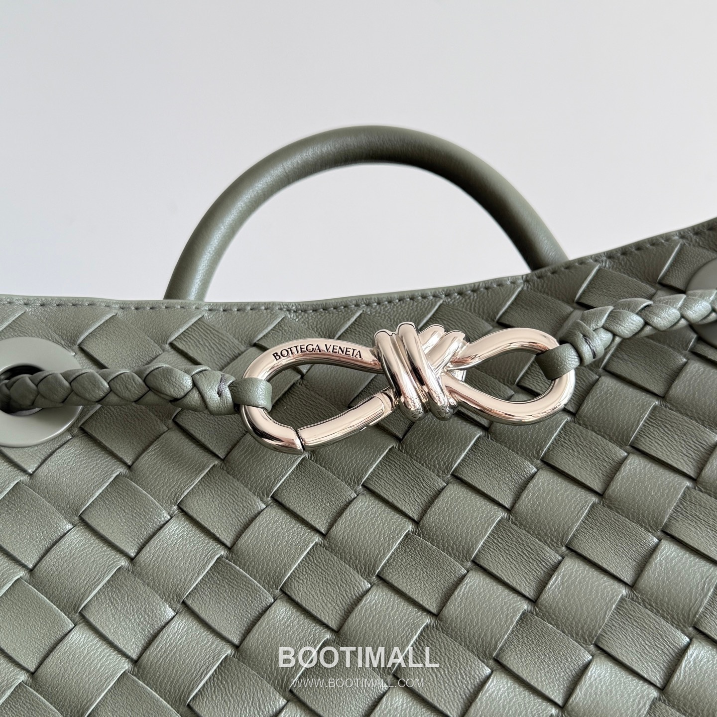 Bottega Veneta Andiamo Lambskin Leather Black Bow Hardware Top Handle Shoulder Bag 보테가베네타 안디아모 램스킨 레더 블랙 보우 하드웨어 탑핸들 숄더백 20191580 25cm 2