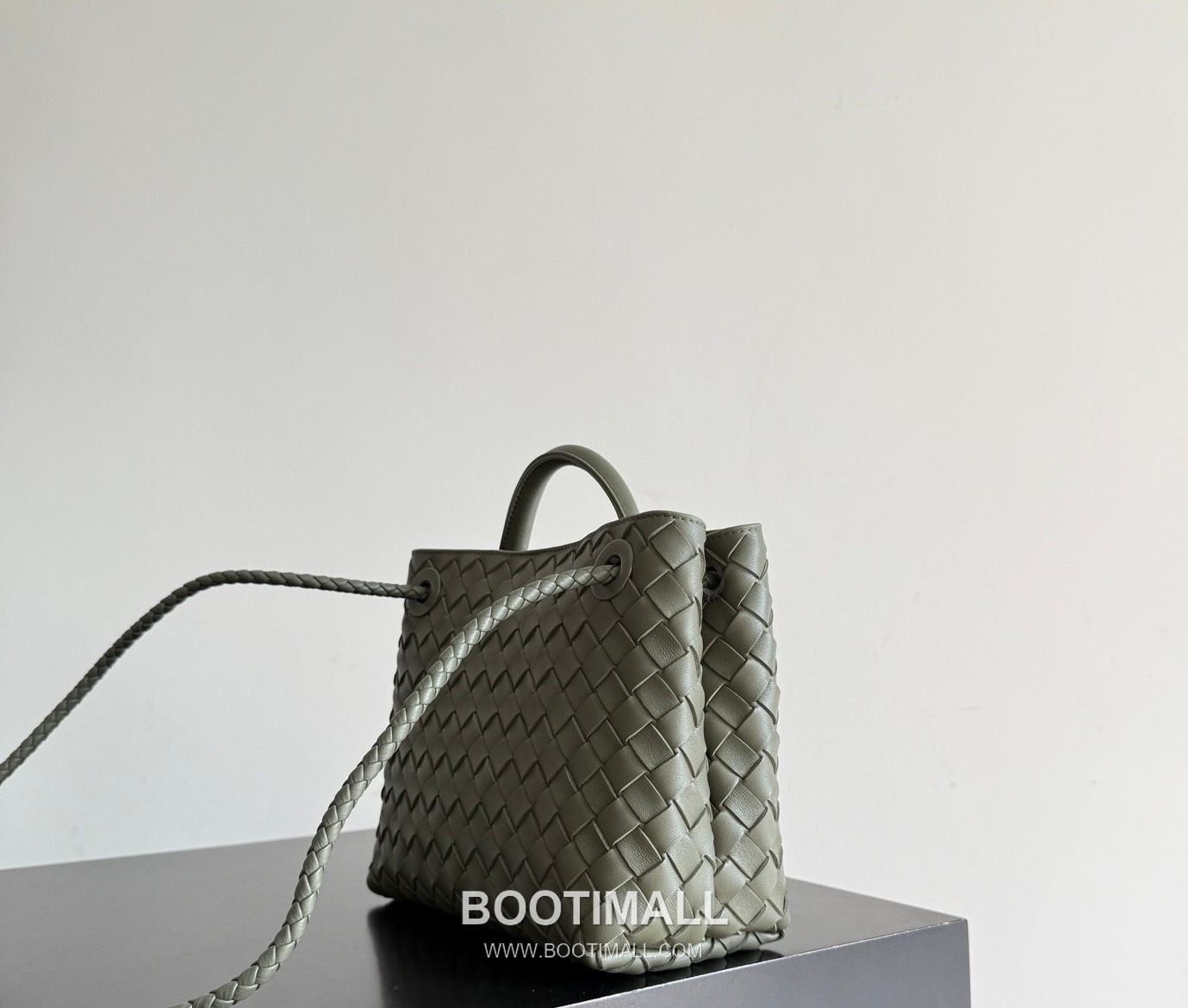 Bottega Veneta Andiamo Lambskin Leather Black Bow Hardware Top Handle Shoulder Bag 보테가베네타 안디아모 램스킨 레더 블랙 보우 하드웨어 탑핸들 숄더백 20191580 25cm 3