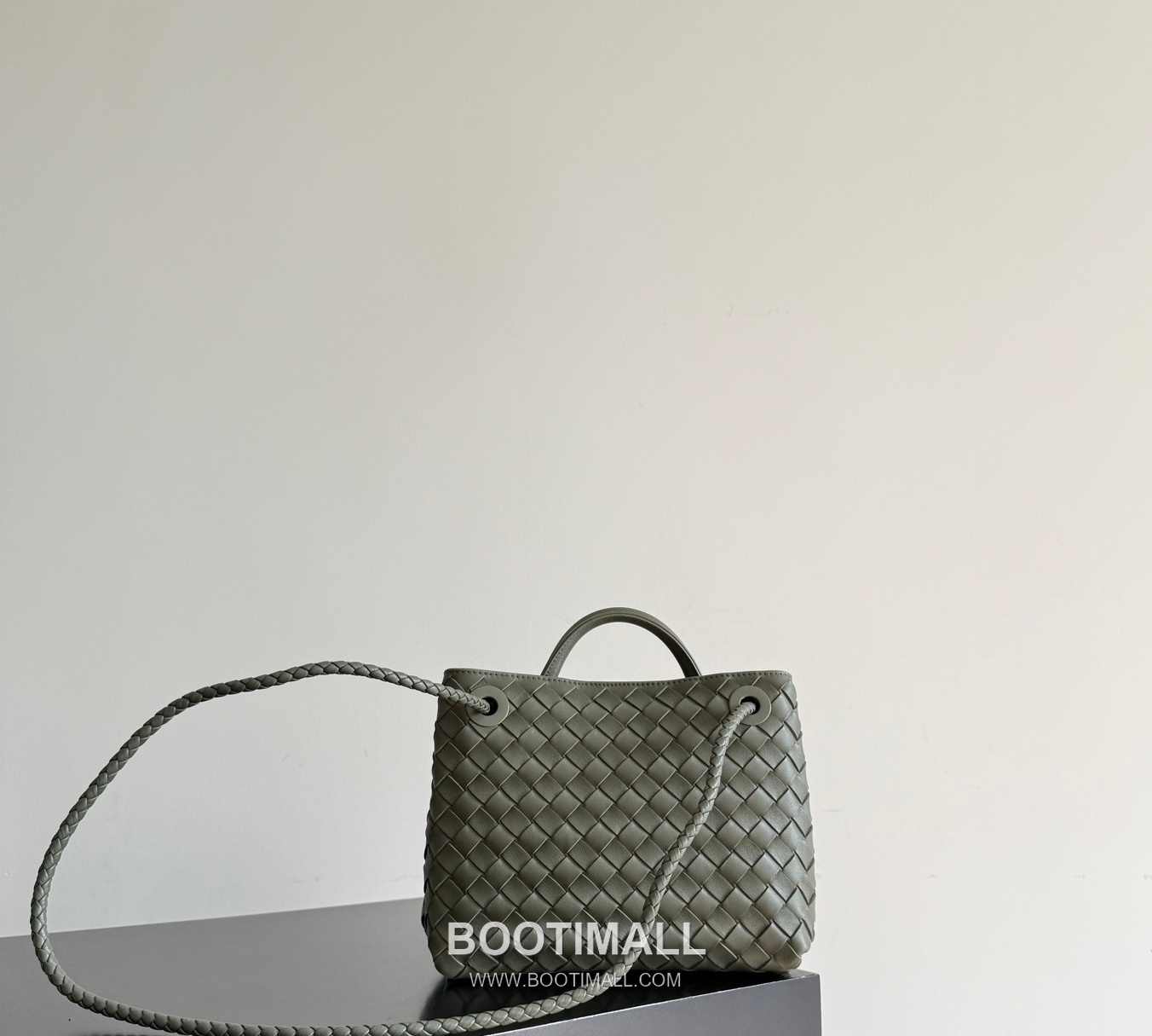 Bottega Veneta Andiamo Lambskin Leather Black Bow Hardware Top Handle Shoulder Bag 보테가베네타 안디아모 램스킨 레더 블랙 보우 하드웨어 탑핸들 숄더백 20191580 25cm 4