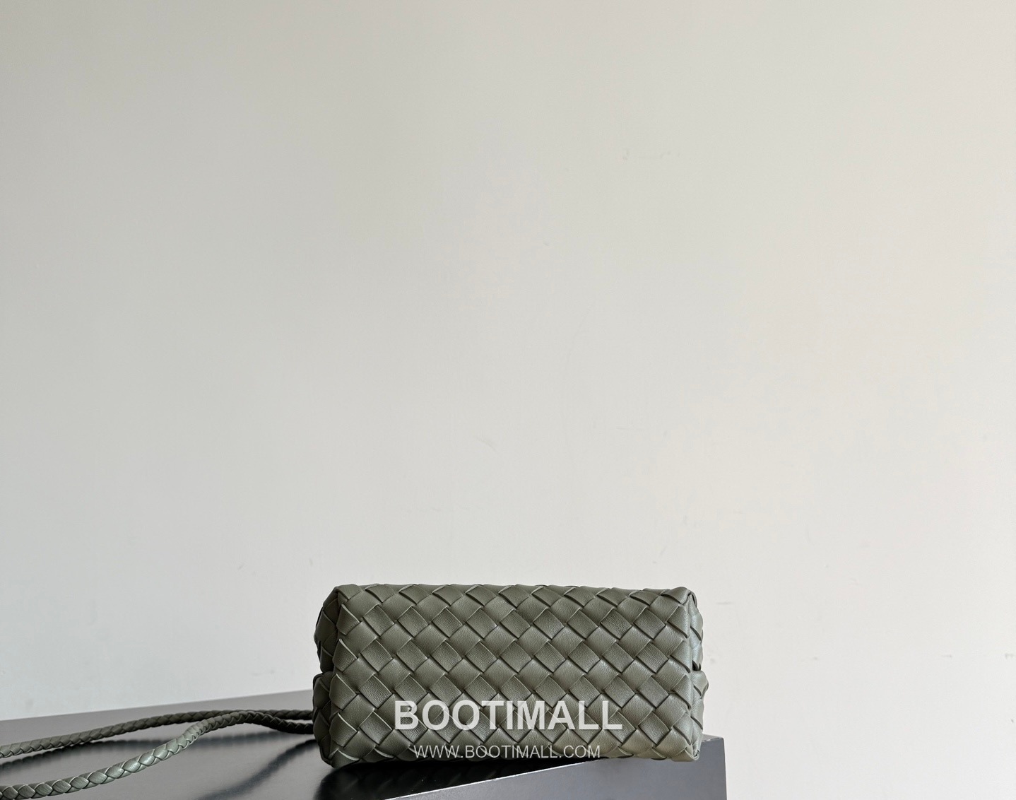 Bottega Veneta Andiamo Lambskin Leather Black Bow Hardware Top Handle Shoulder Bag 보테가베네타 안디아모 램스킨 레더 블랙 보우 하드웨어 탑핸들 숄더백 20191580 25cm 5