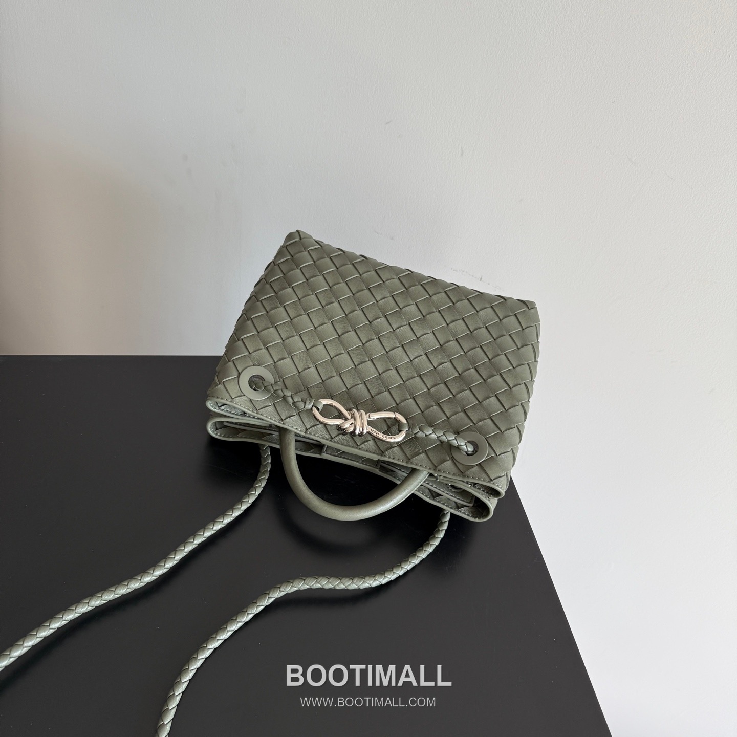 Bottega Veneta Andiamo Lambskin Leather Black Bow Hardware Top Handle Shoulder Bag 보테가베네타 안디아모 램스킨 레더 블랙 보우 하드웨어 탑핸들 숄더백 20191580 25cm 6