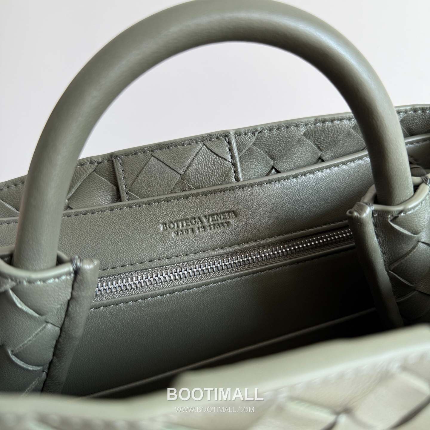 Bottega Veneta Andiamo Lambskin Leather Black Bow Hardware Top Handle Shoulder Bag 보테가베네타 안디아모 램스킨 레더 블랙 보우 하드웨어 탑핸들 숄더백 20191580 25cm 7