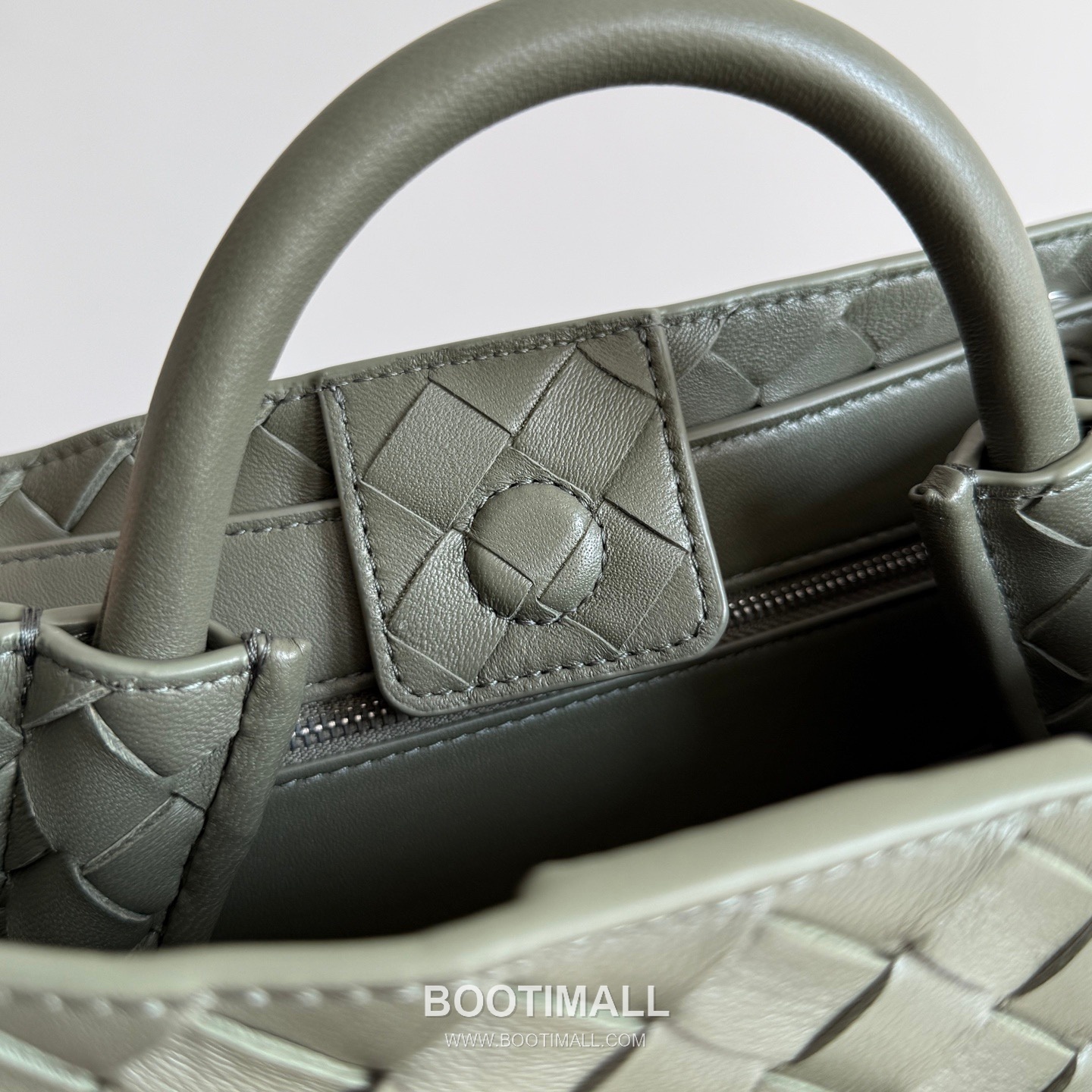 Bottega Veneta Andiamo Lambskin Leather Black Bow Hardware Top Handle Shoulder Bag 보테가베네타 안디아모 램스킨 레더 블랙 보우 하드웨어 탑핸들 숄더백 20191580 25cm 8