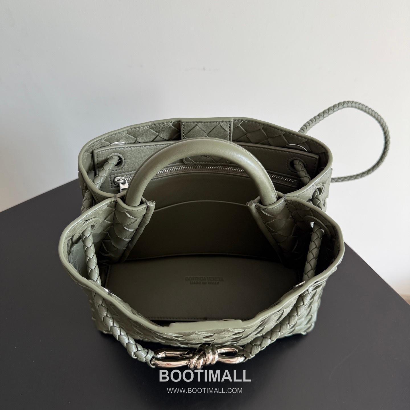 Bottega Veneta Andiamo Lambskin Leather Black Bow Hardware Top Handle Shoulder Bag 보테가베네타 안디아모 램스킨 레더 블랙 보우 하드웨어 탑핸들 숄더백 20191580 25cm 9