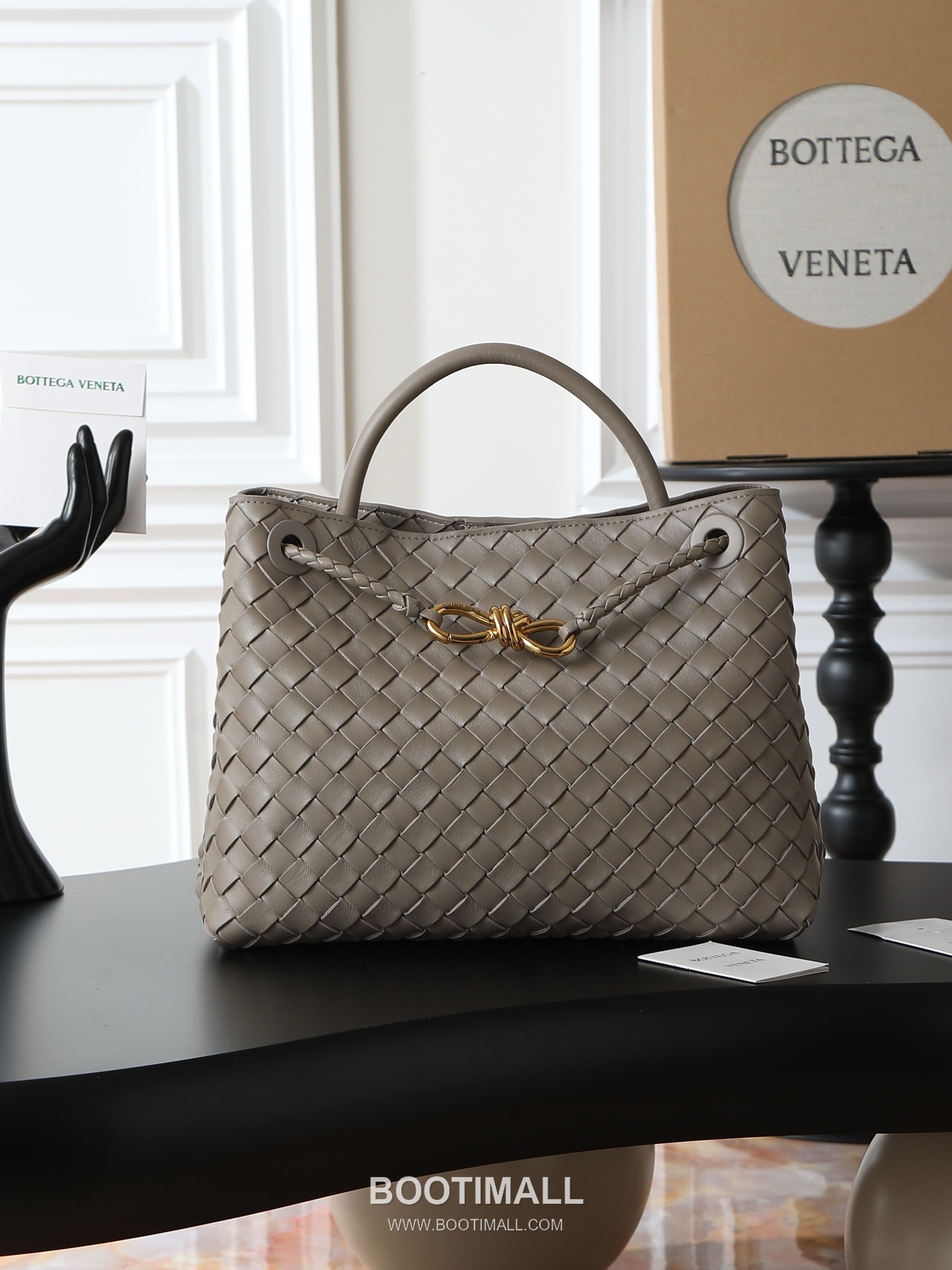 Bottega Veneta Andiamo Lambskin Leather Black Adjustable Strap Shoulder Bag 보테가베네타 안디아모 램스킨 레더 블랙 조절형 스트랩 숄더백 20192180 32cm 1