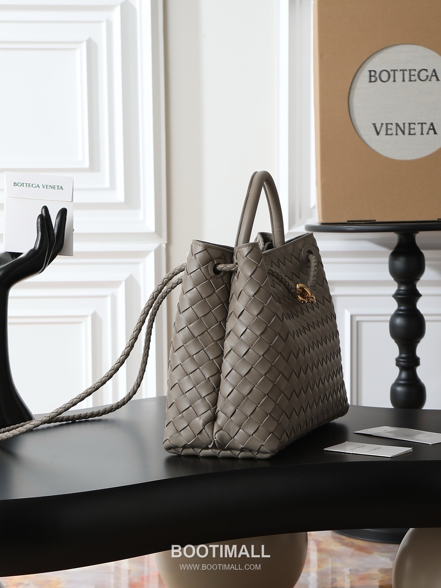 Bottega Veneta Andiamo Lambskin Leather Black Adjustable Strap Shoulder Bag 보테가베네타 안디아모 램스킨 레더 블랙 조절형 스트랩 숄더백 20192180 32cm 2