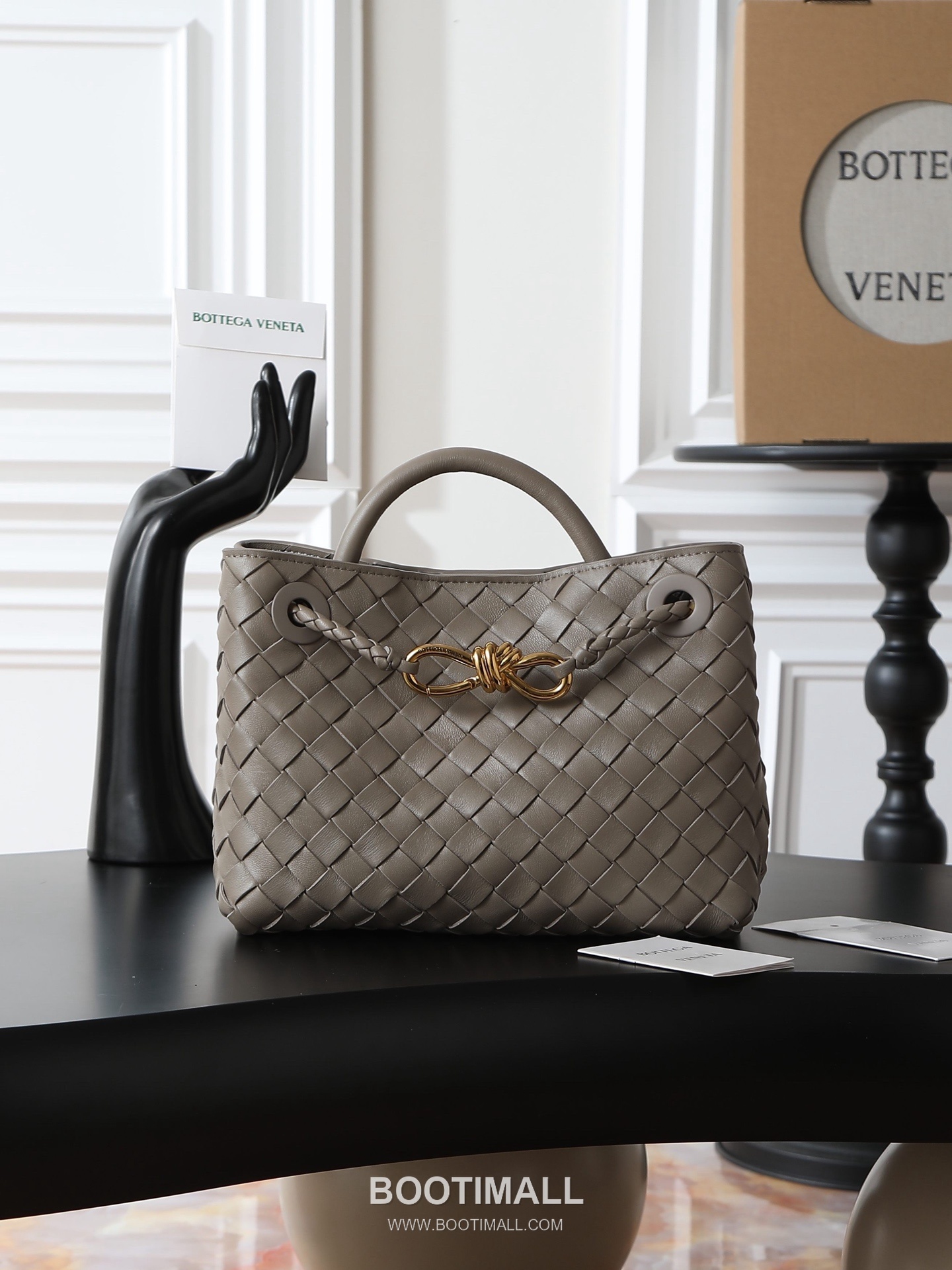 Bottega Veneta Andiamo Lambskin Leather Black Bow Hardware Top Handle Shoulder Bag 보테가베네타 안디아모 램스킨 레더 블랙 보우 하드웨어 탑핸들 숄더백 20191580 25cm 1
