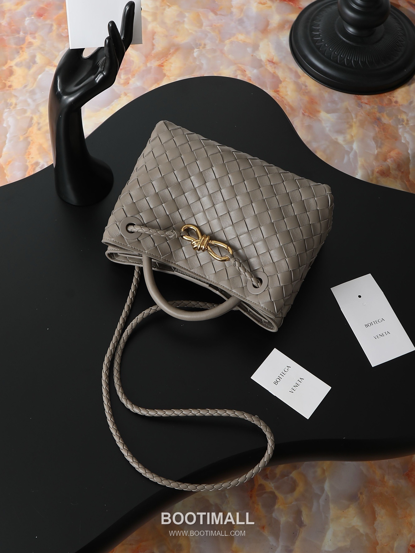 Bottega Veneta Andiamo Lambskin Leather Black Bow Hardware Top Handle Shoulder Bag 보테가베네타 안디아모 램스킨 레더 블랙 보우 하드웨어 탑핸들 숄더백 20191580 25cm 2