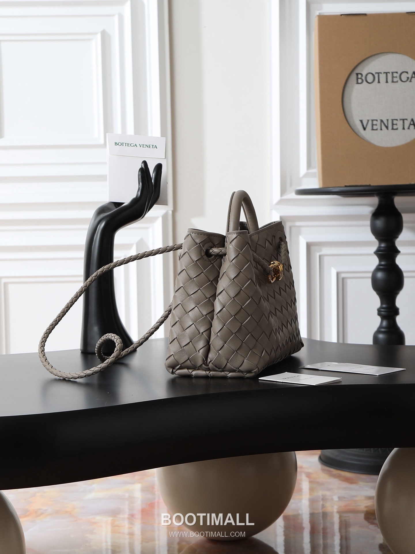 Bottega Veneta Andiamo Lambskin Leather Black Bow Hardware Top Handle Shoulder Bag 보테가베네타 안디아모 램스킨 레더 블랙 보우 하드웨어 탑핸들 숄더백 20191580 25cm 3