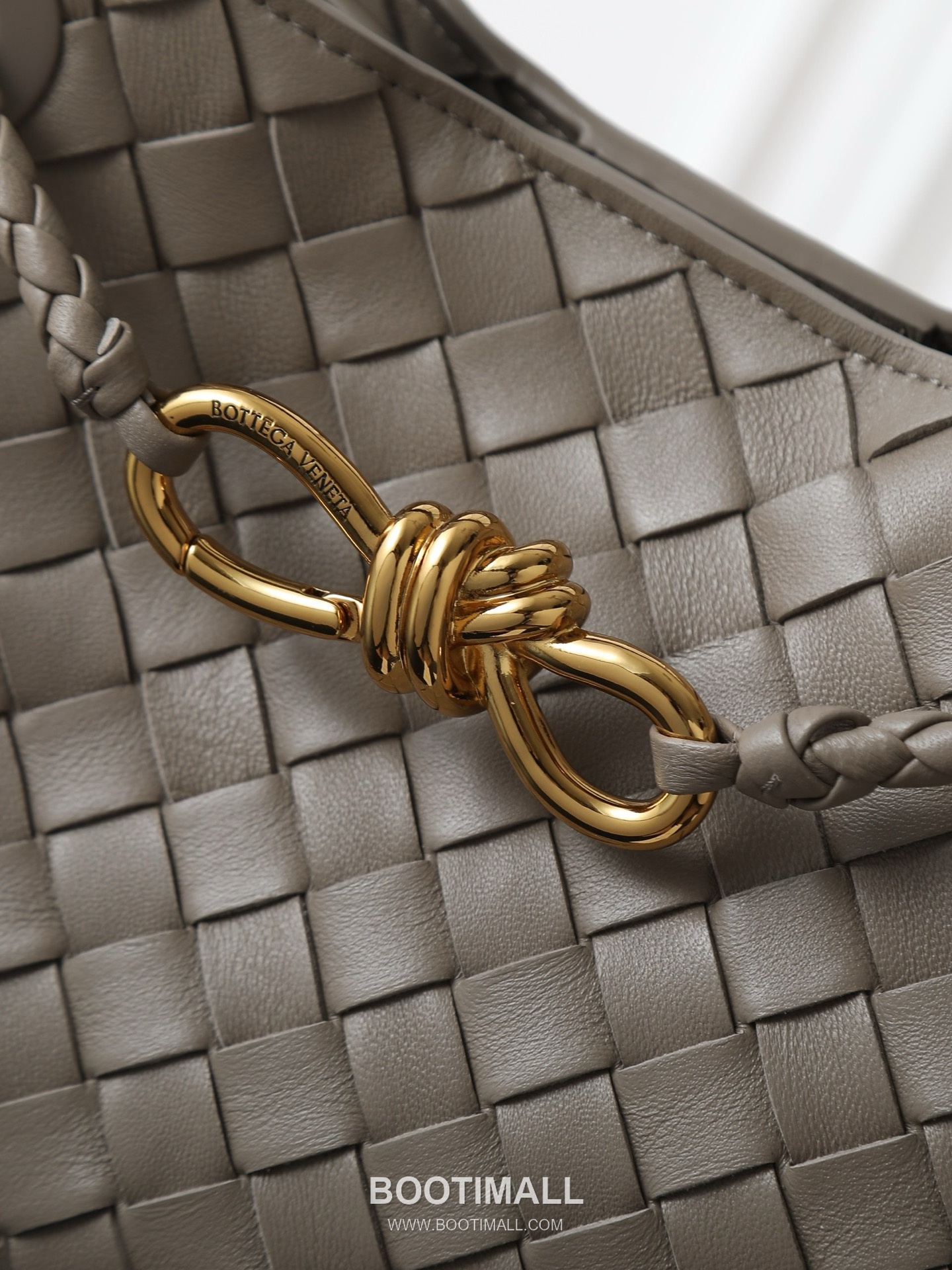 Bottega Veneta Andiamo Lambskin Leather Black Bow Hardware Top Handle Shoulder Bag 보테가베네타 안디아모 램스킨 레더 블랙 보우 하드웨어 탑핸들 숄더백 20191580 25cm 6