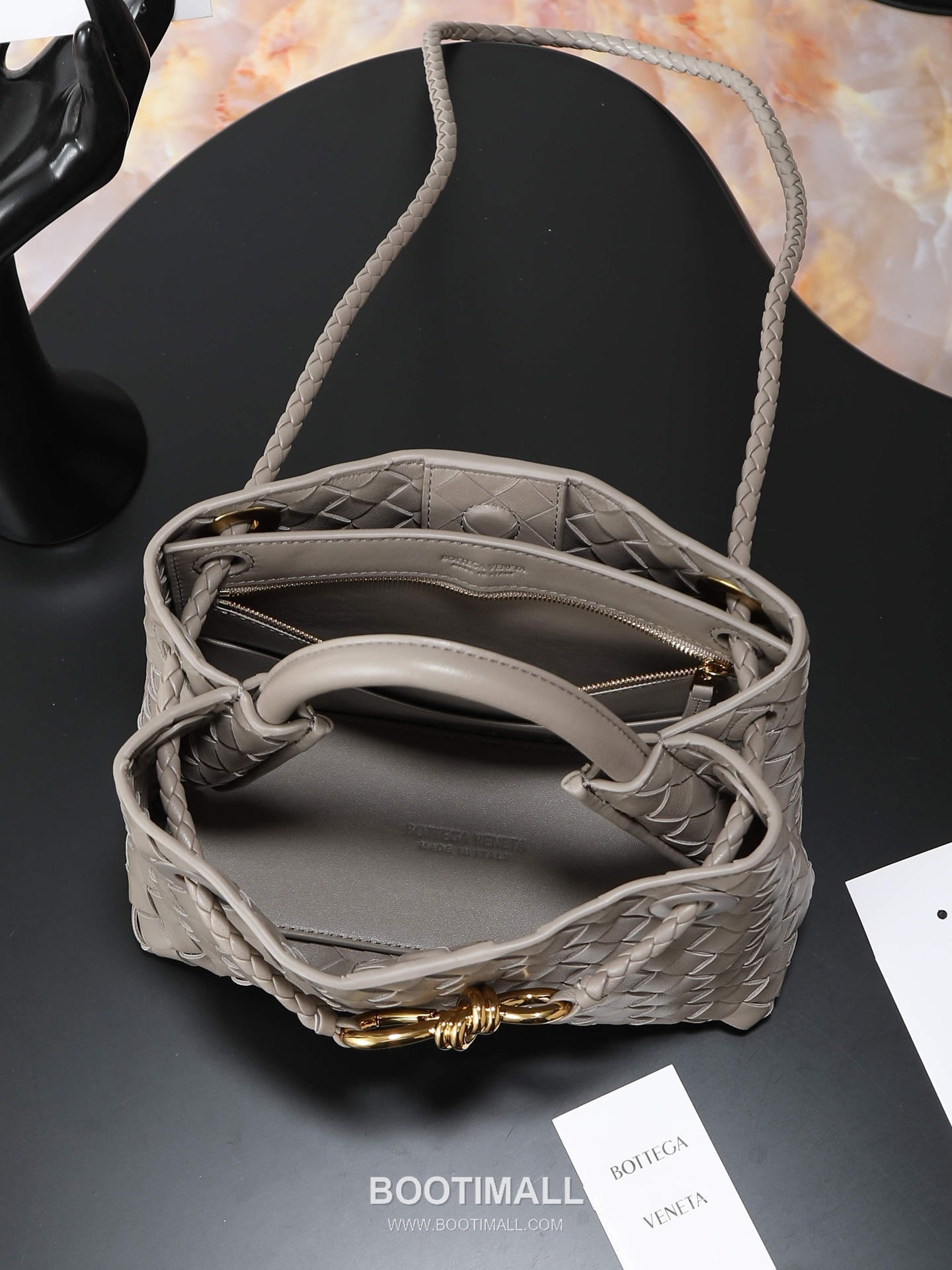 Bottega Veneta Andiamo Lambskin Leather Black Bow Hardware Top Handle Shoulder Bag 보테가베네타 안디아모 램스킨 레더 블랙 보우 하드웨어 탑핸들 숄더백 20191580 25cm 8