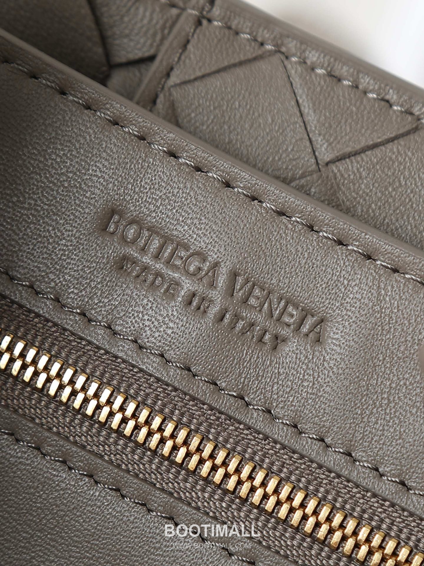 Bottega Veneta Andiamo Lambskin Leather Black Bow Hardware Top Handle Shoulder Bag 보테가베네타 안디아모 램스킨 레더 블랙 보우 하드웨어 탑핸들 숄더백 20191580 25cm 9