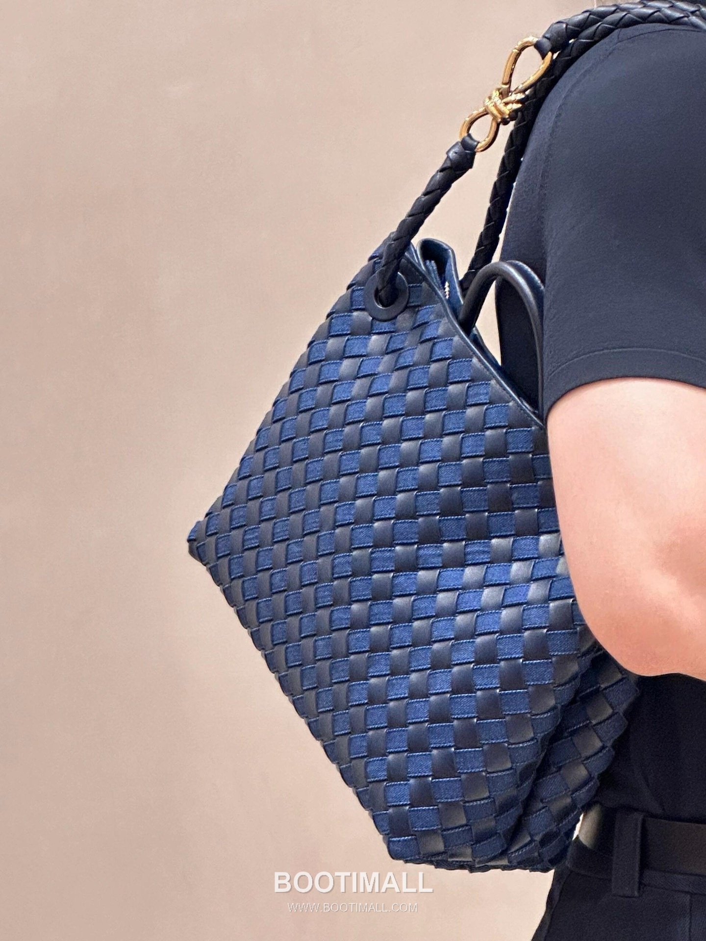 Bottega Veneta Andiamo Lambskin Leather Black Bow Hardware Top Handle Shoulder Bag 보테가베네타 안디아모 램스킨 레더 블랙 보우 하드웨어 탑핸들 숄더백 20191480 25cm 1