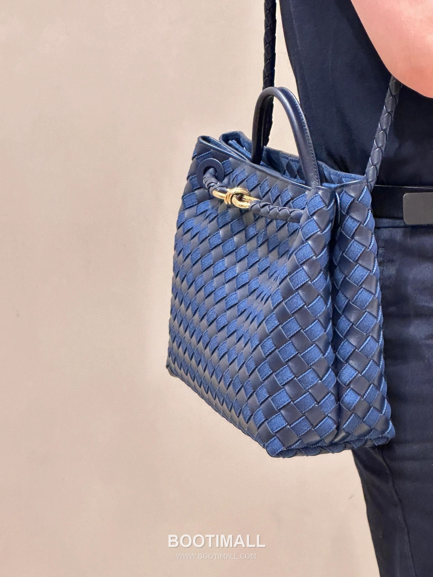 Bottega Veneta Andiamo Lambskin Leather Black Bow Hardware Top Handle Shoulder Bag 보테가베네타 안디아모 램스킨 레더 블랙 보우 하드웨어 탑핸들 숄더백 20191480 25cm 2