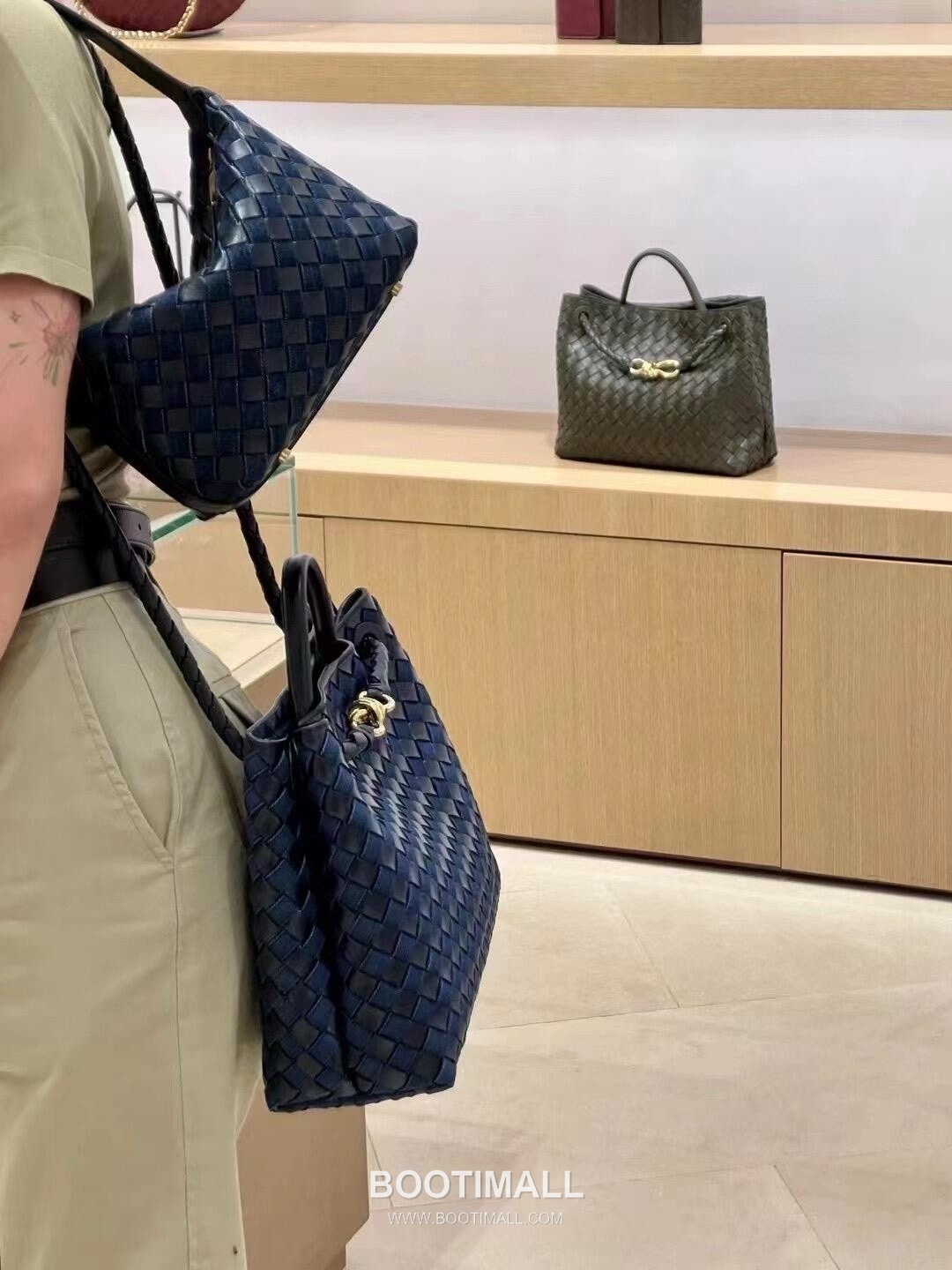 Bottega Veneta Andiamo Lambskin Leather Black Bow Hardware Top Handle Shoulder Bag 보테가베네타 안디아모 램스킨 레더 블랙 보우 하드웨어 탑핸들 숄더백 20191480 25cm 5