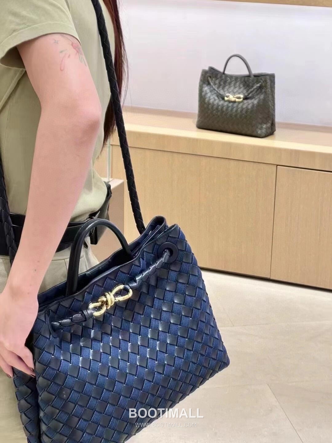 Bottega Veneta Andiamo Lambskin Leather Black Bow Hardware Top Handle Shoulder Bag 보테가베네타 안디아모 램스킨 레더 블랙 보우 하드웨어 탑핸들 숄더백 20191480 25cm 9