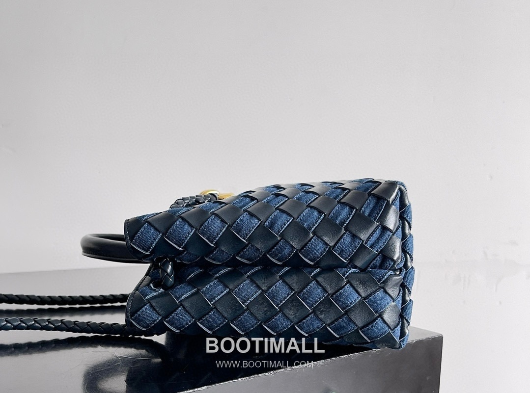 Bottega Veneta Andiamo Lambskin Leather Black Bow Hardware Top Handle Shoulder Bag 보테가베네타 안디아모 램스킨 레더 블랙 보우 하드웨어 탑핸들 숄더백 20191480 25cm 12