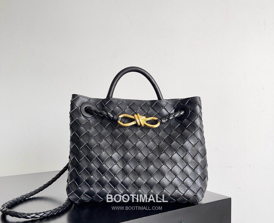 Bottega Veneta Andiamo Lambskin Leather Black Adjustable Strap Shoulder Bag 보테가베네타 안디아모 램스킨 레더 블랙 조절형 스트랩 숄더백 20192180 32cm 1