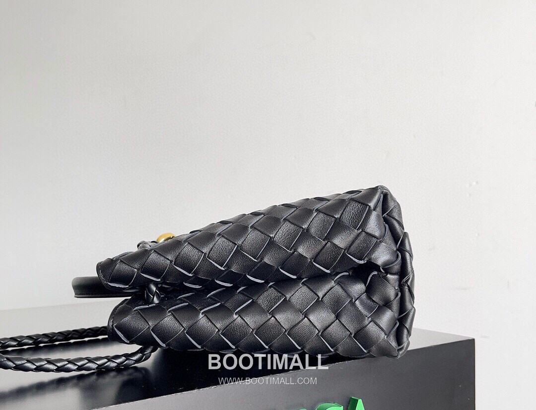 Bottega Veneta Andiamo Lambskin Leather Black Adjustable Strap Shoulder Bag 보테가베네타 안디아모 램스킨 레더 블랙 조절형 스트랩 숄더백 20192180 32cm 2