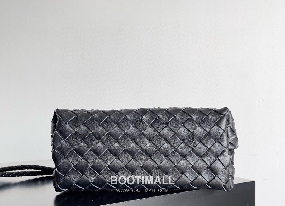 Bottega Veneta Andiamo Lambskin Leather Black Adjustable Strap Shoulder Bag 보테가베네타 안디아모 램스킨 레더 블랙 조절형 스트랩 숄더백 20192180 32cm 3