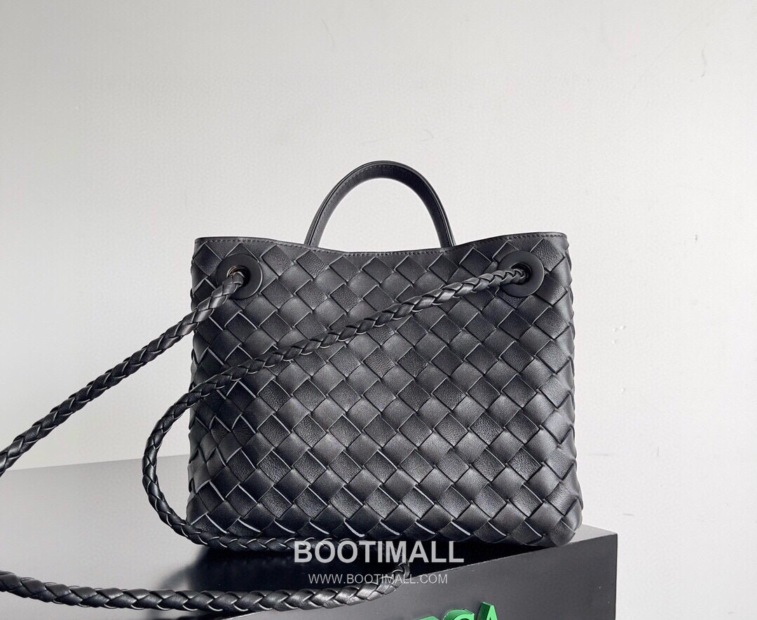 Bottega Veneta Andiamo Lambskin Leather Black Adjustable Strap Shoulder Bag 보테가베네타 안디아모 램스킨 레더 블랙 조절형 스트랩 숄더백 20192180 32cm 5