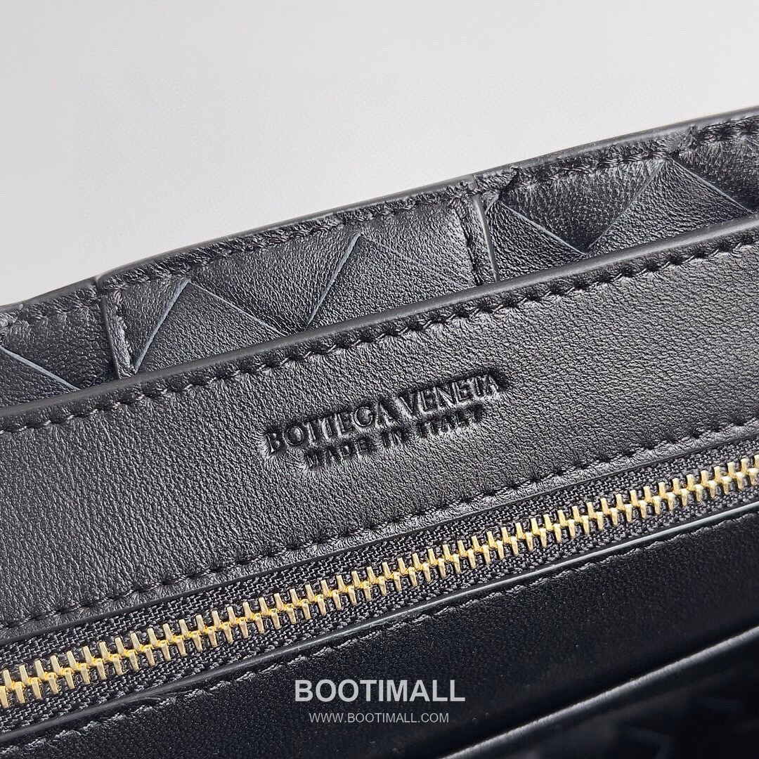 Bottega Veneta Andiamo Lambskin Leather Black Adjustable Strap Shoulder Bag 보테가베네타 안디아모 램스킨 레더 블랙 조절형 스트랩 숄더백 20192180 32cm 7