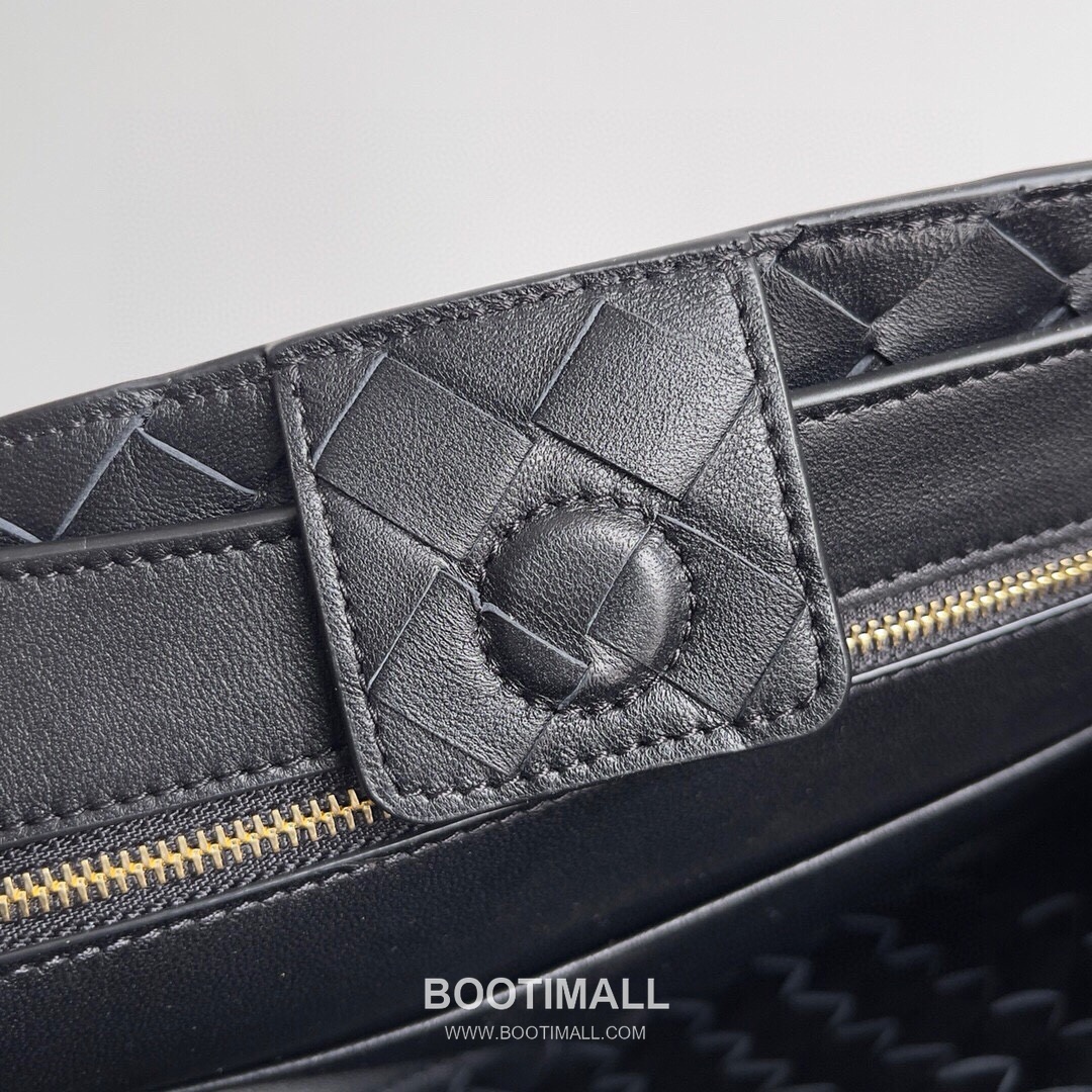 Bottega Veneta Andiamo Lambskin Leather Black Adjustable Strap Shoulder Bag 보테가베네타 안디아모 램스킨 레더 블랙 조절형 스트랩 숄더백 20192180 32cm 8