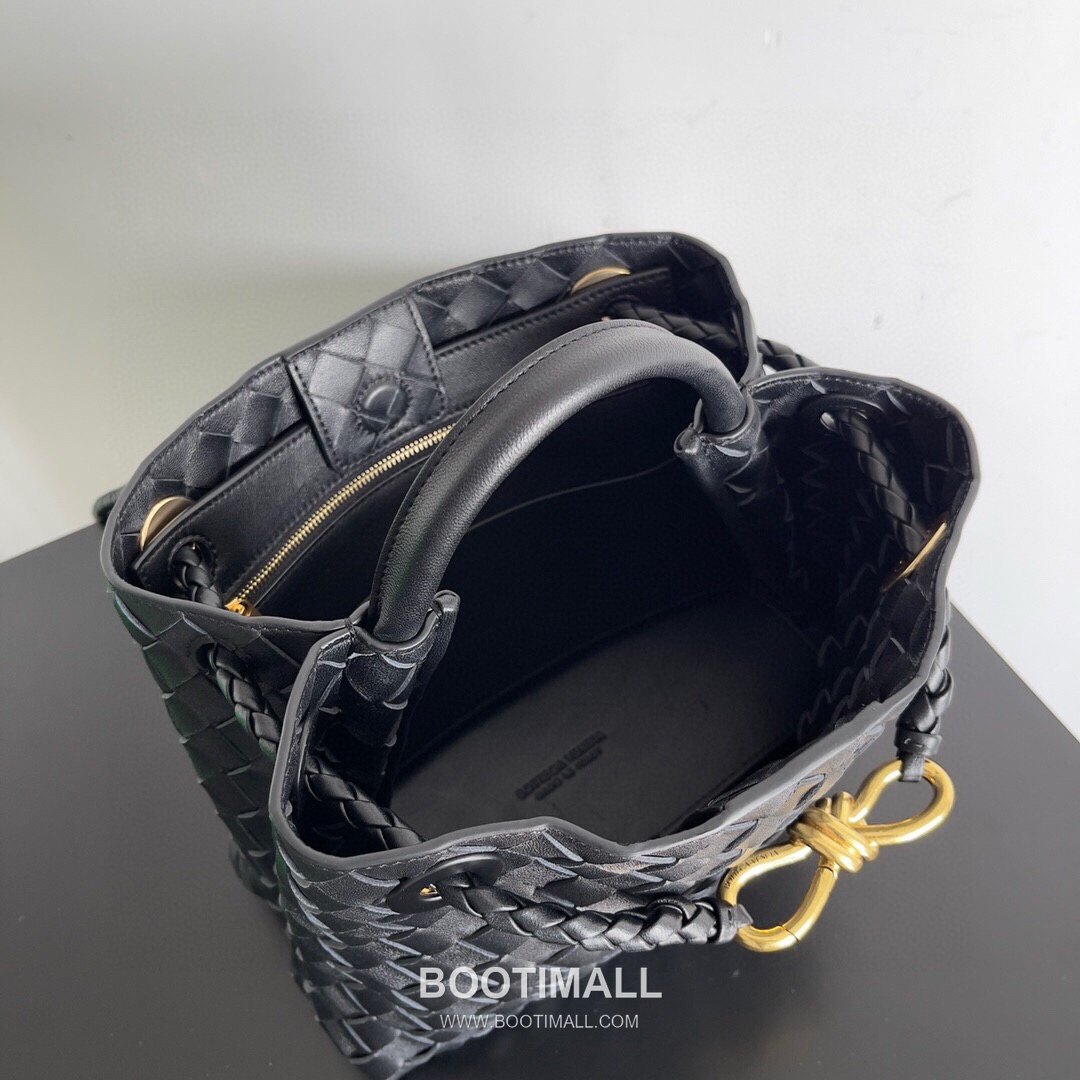 Bottega Veneta Andiamo Lambskin Leather Black Adjustable Strap Shoulder Bag 보테가베네타 안디아모 램스킨 레더 블랙 조절형 스트랩 숄더백 20192180 32cm 9