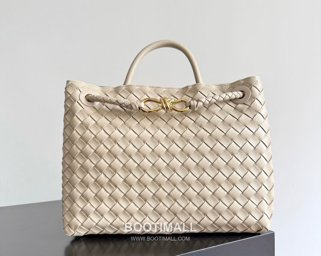 Bottega Veneta Andiamo Lambskin Leather Black Adjustable Strap Shoulder Bag 보테가베네타 안디아모 램스킨 레더 블랙 조절형 스트랩 숄더백 20192180 32cm 2